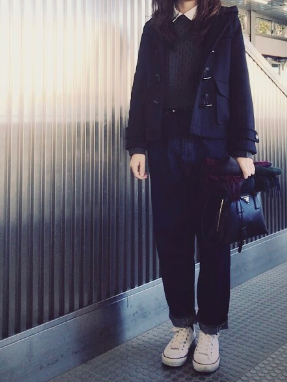 ブルー系のダッフルコート、グレー系のニット/セーター、ブラック系のトートバッグを着用したレディースの冬コーディネートの1枚目の写真