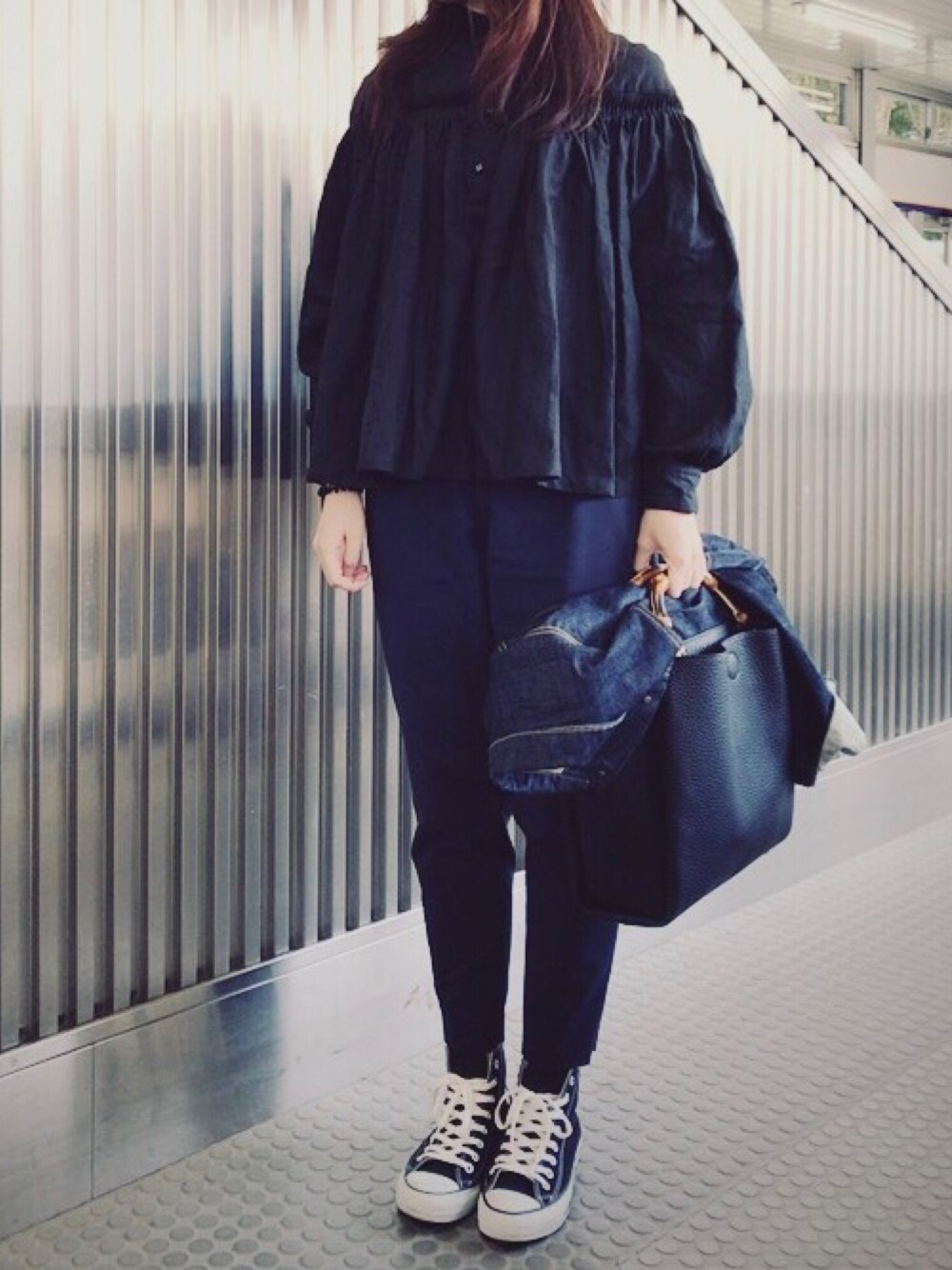 ブラック系のシャツ/ブラウス、ブルー系のその他パンツ、ブルー系のデニムジャケットを着用したレディースの春コーディネートの1枚目の写真