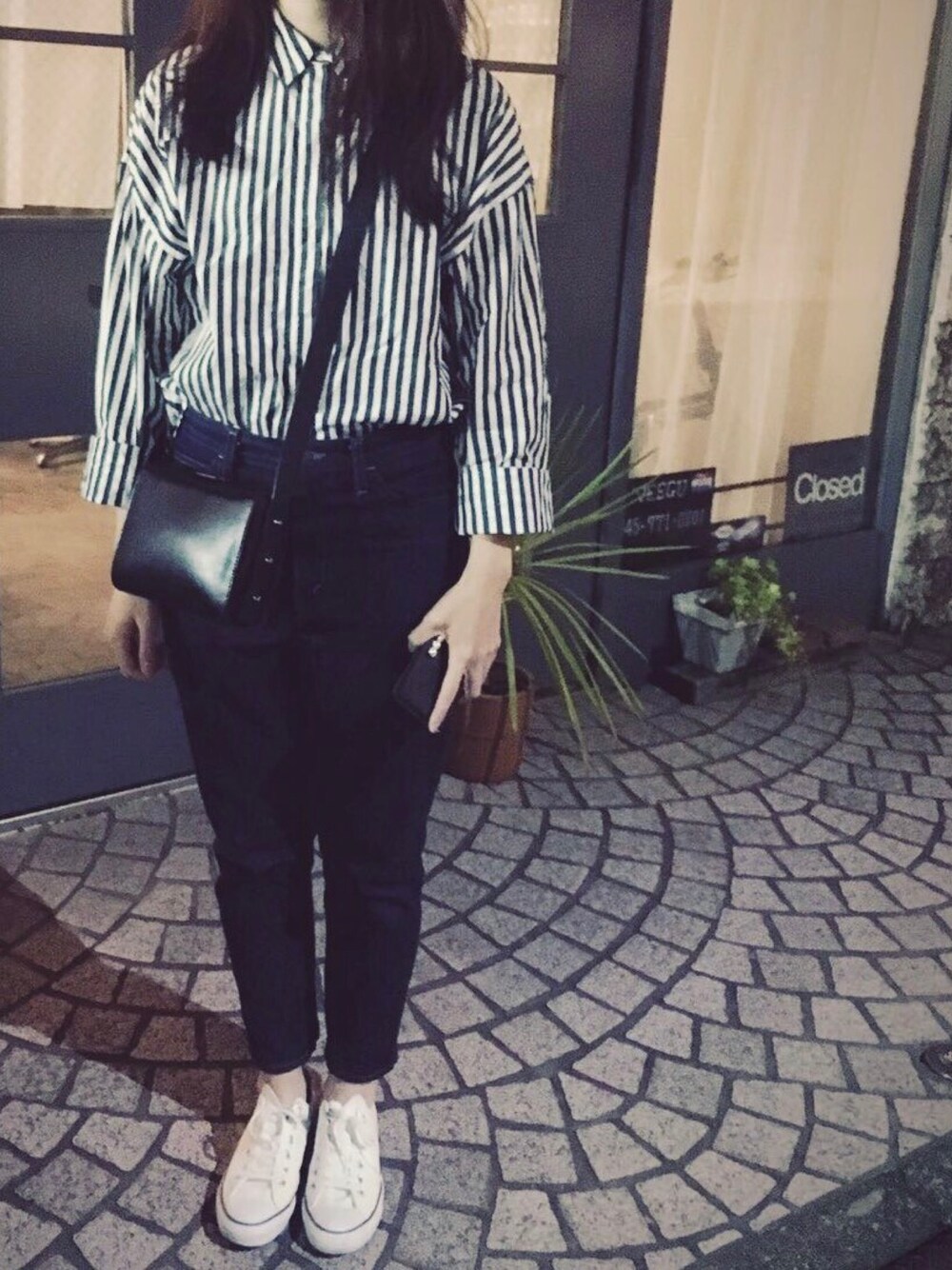 その他のシャツ/ブラウス、ブルー系のデニムパンツ、ゴールド系のショルダーバッグを着用したレディースの春コーディネートの1枚目の写真