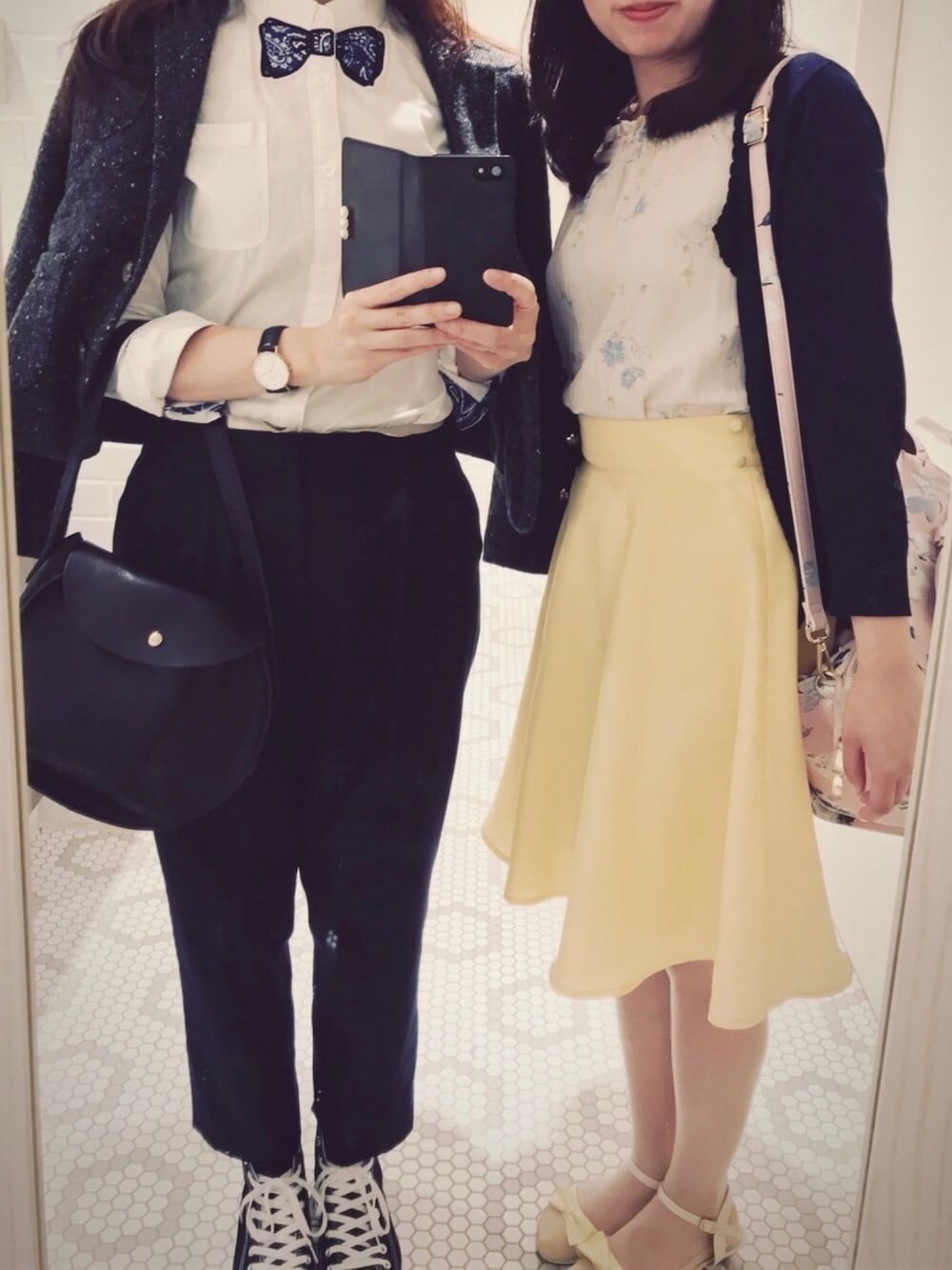 グレー系のテーラードジャケット、ブルー系のシャツ/ブラウス、ブルー系のその他パンツを着用したレディースの春コーディネートの1枚目の写真