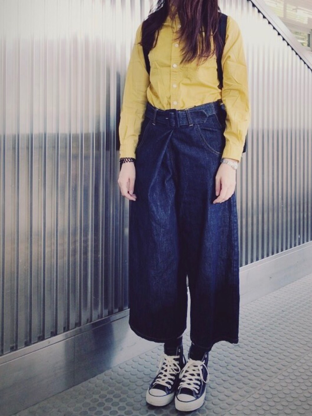 イエロー系のシャツ/ブラウス、ブルー系のデニムパンツ、ブラック系のスニーカーを着用したレディースの春コーディネートの1枚目の写真