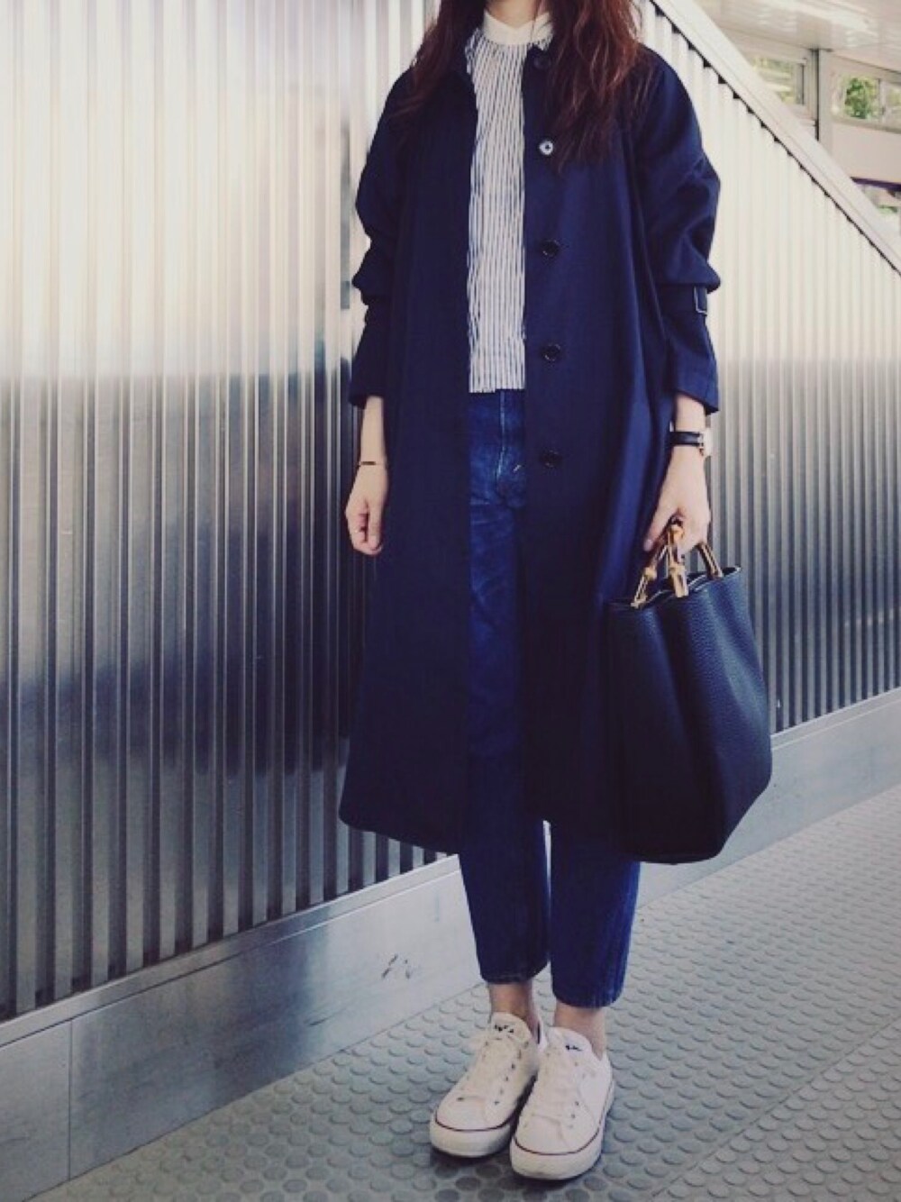 ブルー系のその他アウター、ブルー系のデニムパンツ、ブラック系のハンドバッグを着用したレディースの春コーディネートの1枚目の写真