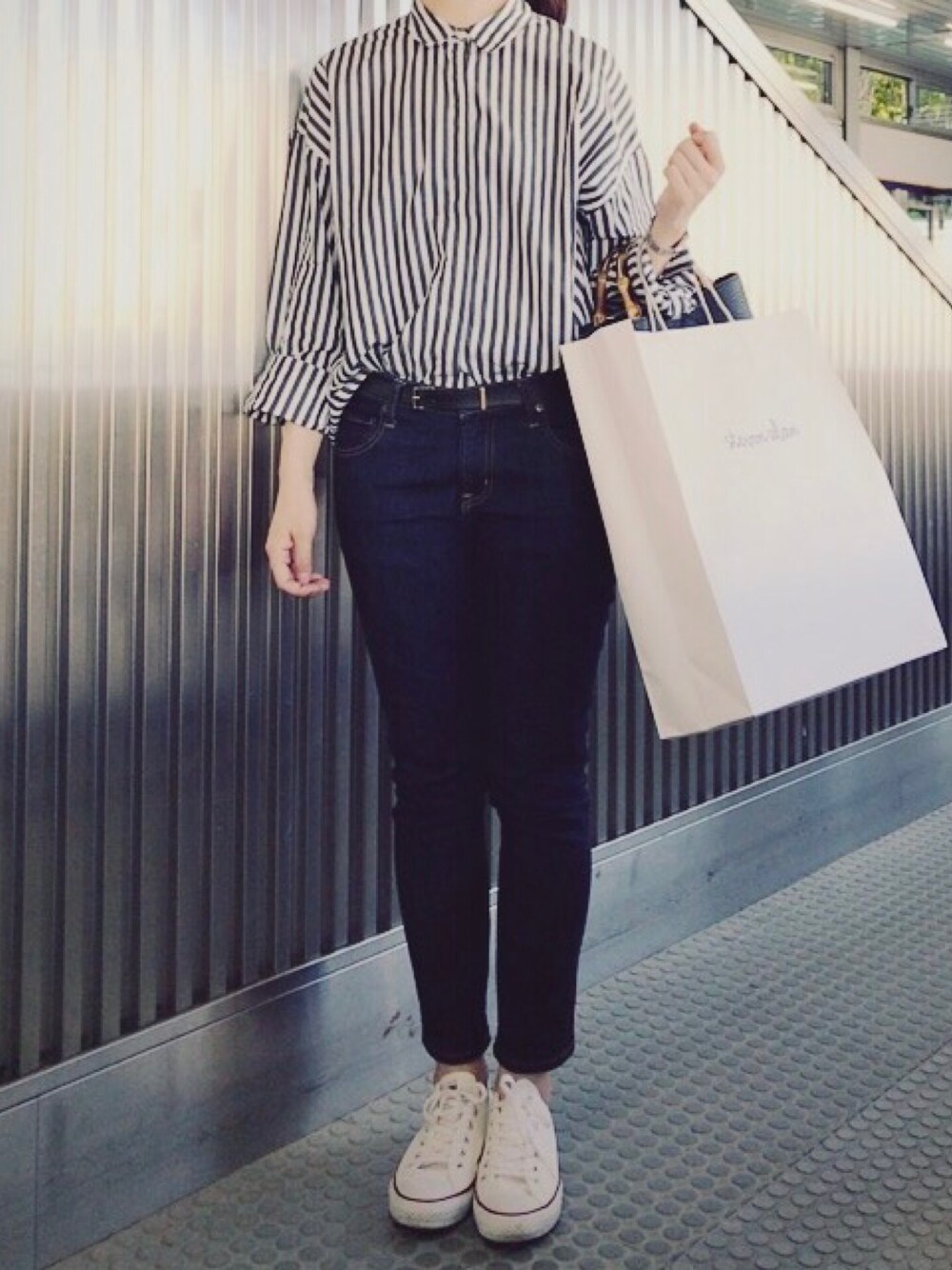 その他のシャツ/ブラウス、ブルー系のデニムパンツ、ブラック系のハンドバッグを着用したレディースの春コーディネートの1枚目の写真