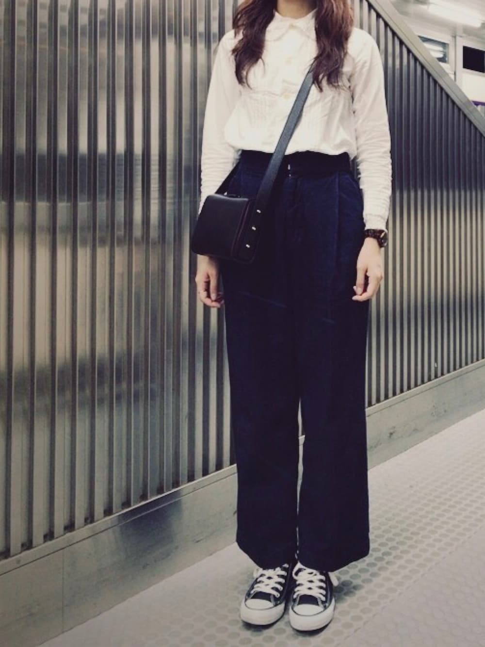 「シャツスタイル、シャツ、レース、ホワイト、デニム、デニムパンツ、ワイドパンツ、ショルダーバッグ、スニーカー、スニーカーコーデ」｜「BEAMS BOYのアイテム（シャツ/ブラウス、ホワイト系）」を使った、𝗒𝗎𝗄𝖺さん（レディース・167cm）の春コーディネートの1枚目の写真