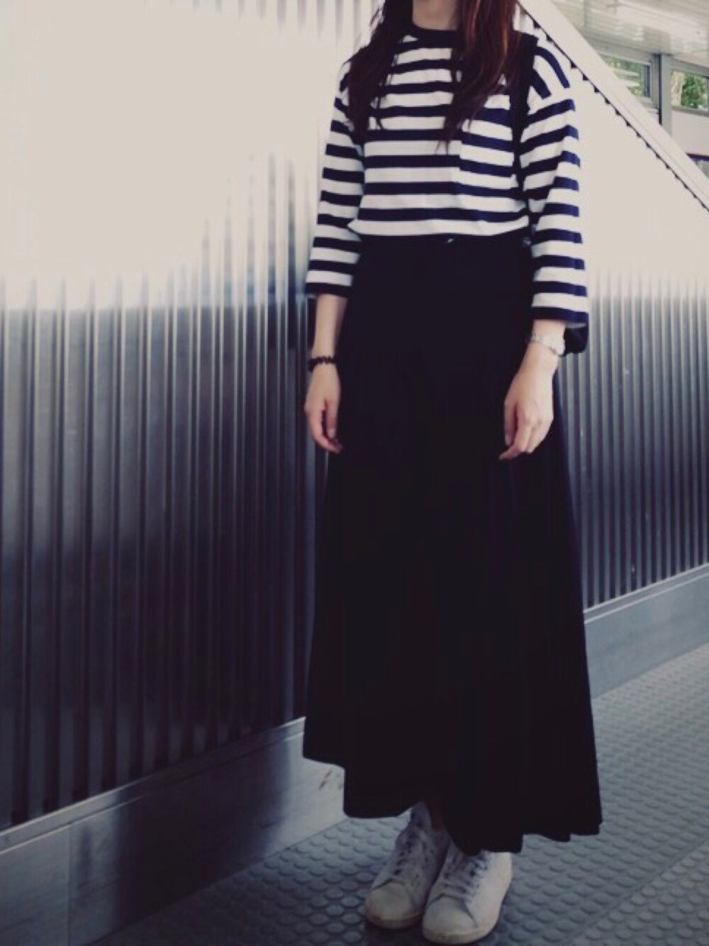 ブルー系のTシャツ/カットソー、ブラック系のバックパック/リュック、ブラック系のパンツを着用したレディースの春コーディネートの1枚目の写真