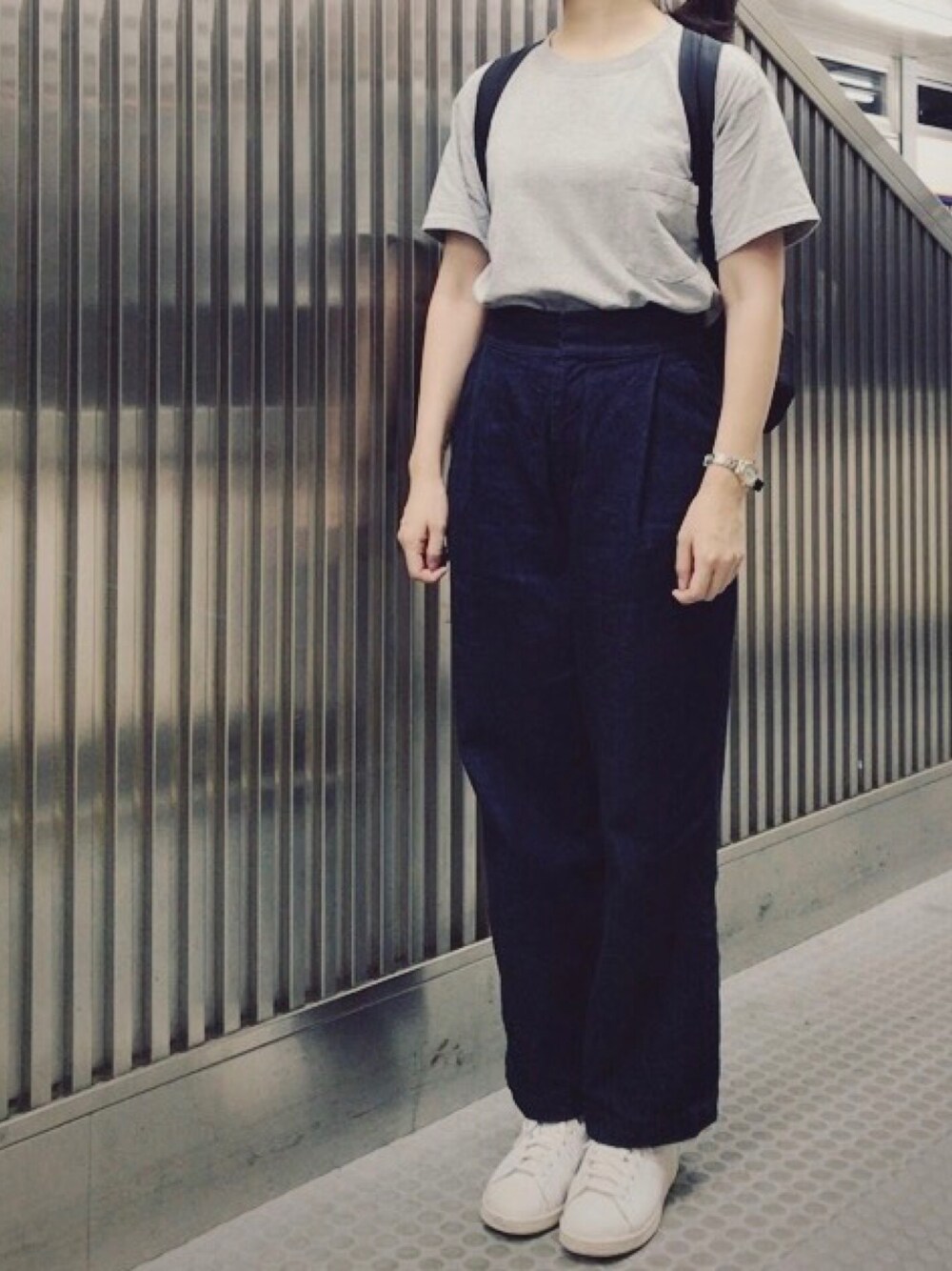 「Tシャツ、デニム、デニムパンツ、ワイドパンツ、リュック、スニーカー、スニーカーコーデ、スタンスミス、ビッグT」｜「BEAMS BOYのGoodwear / カスタム BIG Tシャツ（Tシャツ/カットソー、グレー系）」を使った、𝗒𝗎𝗄𝖺さん（レディース・167cm）の夏コーディネートの1枚目の写真