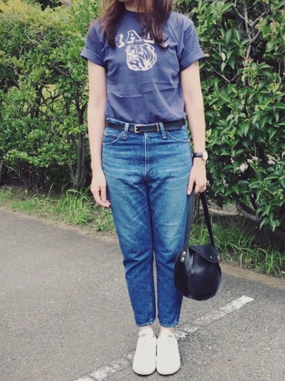 「Tシャツ、デニム、テーパードパンツ、ベルト、レザー、ゴールドアクセ、スニーカー、スニーカーコーデ、スタンスミス、トートバッグ」｜「BEAMS BOYのアイテム（Tシャツ/カットソー、ブルー系）」を使った、𝗒𝗎𝗄𝖺さん（レディース・167cm）の秋コーディネートの1枚目の写真