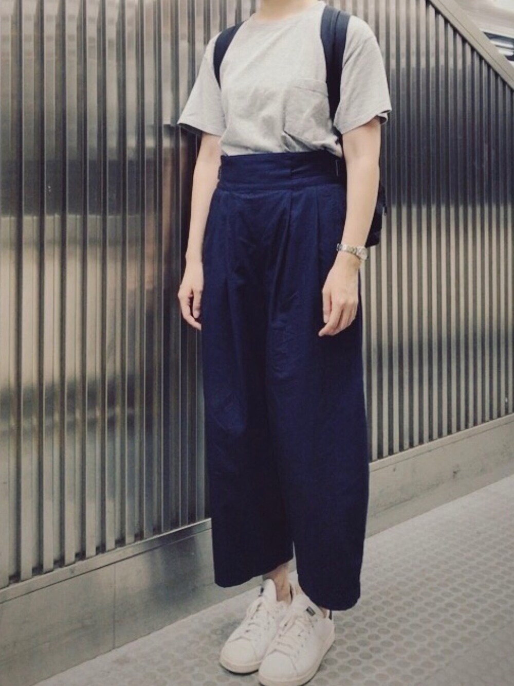 「Tシャツ、パンツスタイル、ワイドパンツ、リュック、スニーカー、スニーカーコーデ、スタンスミス」｜「BEAMS BOYのGoodwear / カスタム BIG Tシャツ（Tシャツ/カットソー、グレー系）」を使った、𝗒𝗎𝗄𝖺さん（レディース・167cm）の秋コーディネートの1枚目の写真