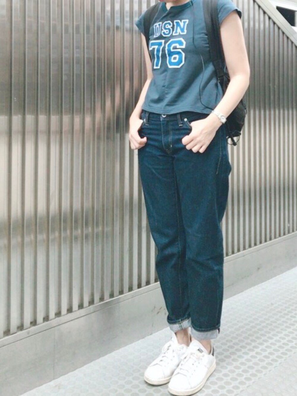 「Tシャツ、ロゴT、デニム、デニムパンツ、リュック、スニーカー、スニーカーコーデ、スタンスミス」｜「fig Ｌondonのアイテム（デニムパンツ、ブルー系）」を使った、𝗒𝗎𝗄𝖺さん（レディース・167cm）の秋コーディネートの1枚目の写真