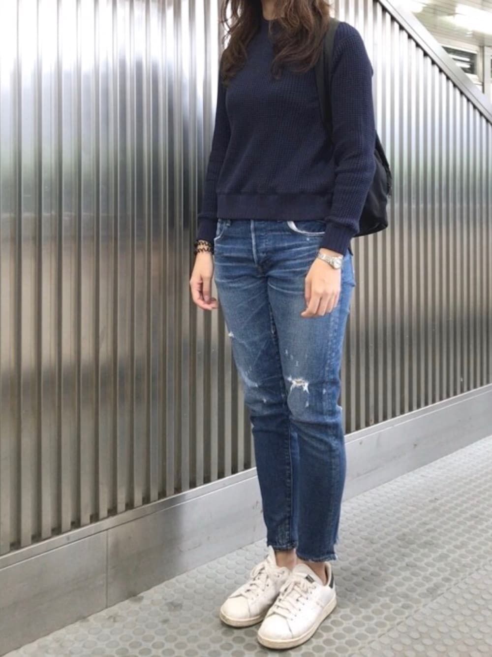 「ネイビー、デニム、デニムパンツ、ダメージデニムパンツ、スニーカー、スニーカーコーデ、スタンスミス、リュック」｜「BEAMS BOYのアイテム（スウェット、ブルー系）」を使った、𝗒𝗎𝗄𝖺さん（レディース・167cm）の秋コーディネートの1枚目の写真