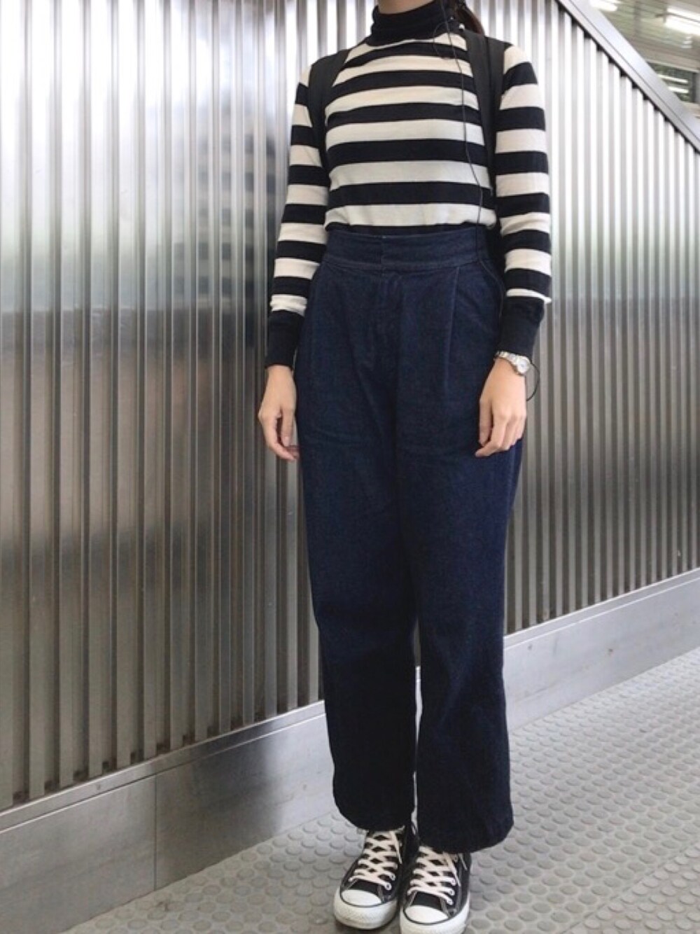「ボーダー、ボーダートップス、タートルネック、デニム、デニムパンツ、ワイドパンツ、スニーカー、スニーカーコーデ、コンバース、リュック」｜「BEAMS BOYのBEAMS BOY / 14ゲージ ボーダー タートルニット（ニット/セーター、ブラック系）」を使った、𝗒𝗎𝗄𝖺さん（レディース・167cm）の秋コーディネートの1枚目の写真