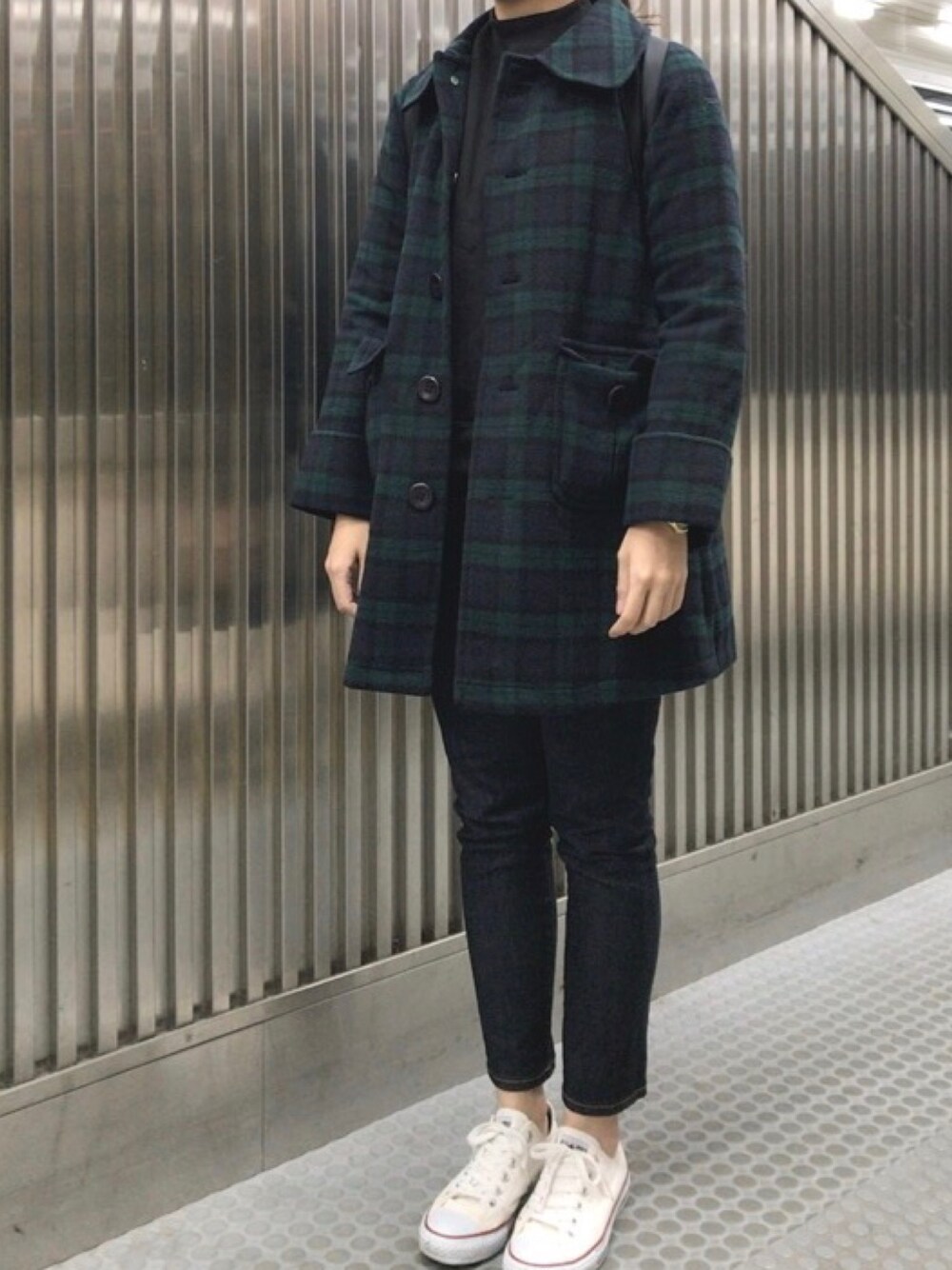 「チェック、ピーコート、スウェット、デニム、デニムパンツ、スニーカー、スニーカーコーデ、コンバース、リュック」｜「X-girlのアイテム（ピーコート、グリーン系）」を使った、𝗒𝗎𝗄𝖺さん（レディース・167cm）の秋コーディネートの1枚目の写真