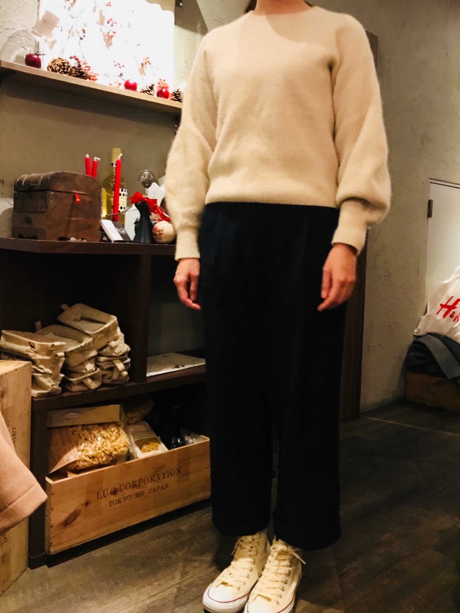 「ニット、ホワイト、スラックス、ネイビー、ネイビー×ホワイト、スニーカー、スニーカーコーデ、コンバース、ハイカットスニーカー」｜「UNITED ARROWSのUWCS クルーネック パフスリーブ ニット†（ニット/セーター、ベージュ系）」を使った、𝗒𝗎𝗄𝖺さん（レディース・167cm）の冬コーディネートの1枚目の写真