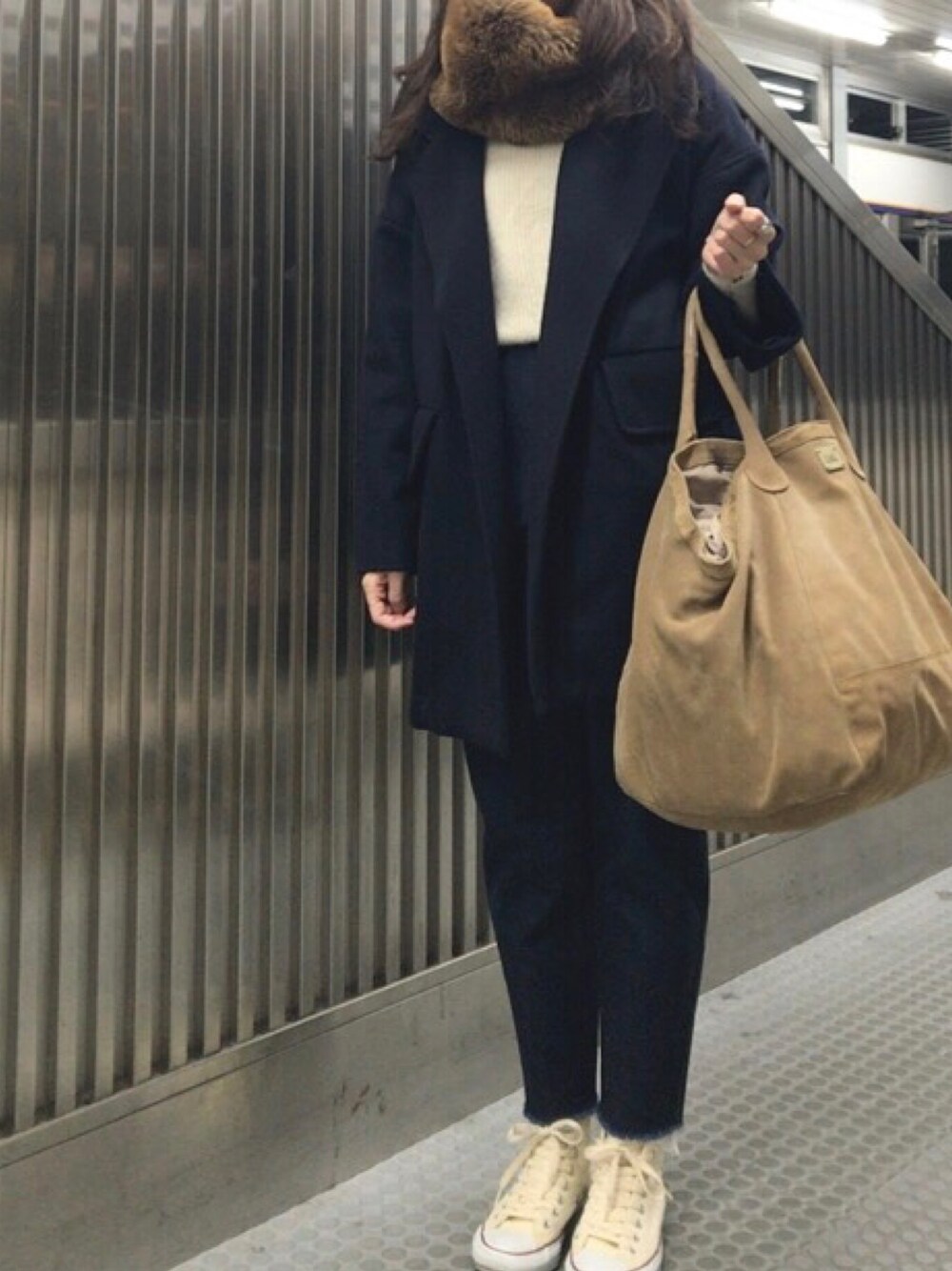 「ビッグシルエット、ネイビー、スヌード、ファー小物、ニット、デニム、テーパードパンツ、スニーカー、スニーカーコーデ」｜「BEAMS BOYのBEAMS BOY / エコファースヌード（マフラー、ブラウン系）」を使った、𝗒𝗎𝗄𝖺さん（レディース・167cm）の冬コーディネートの1枚目の写真