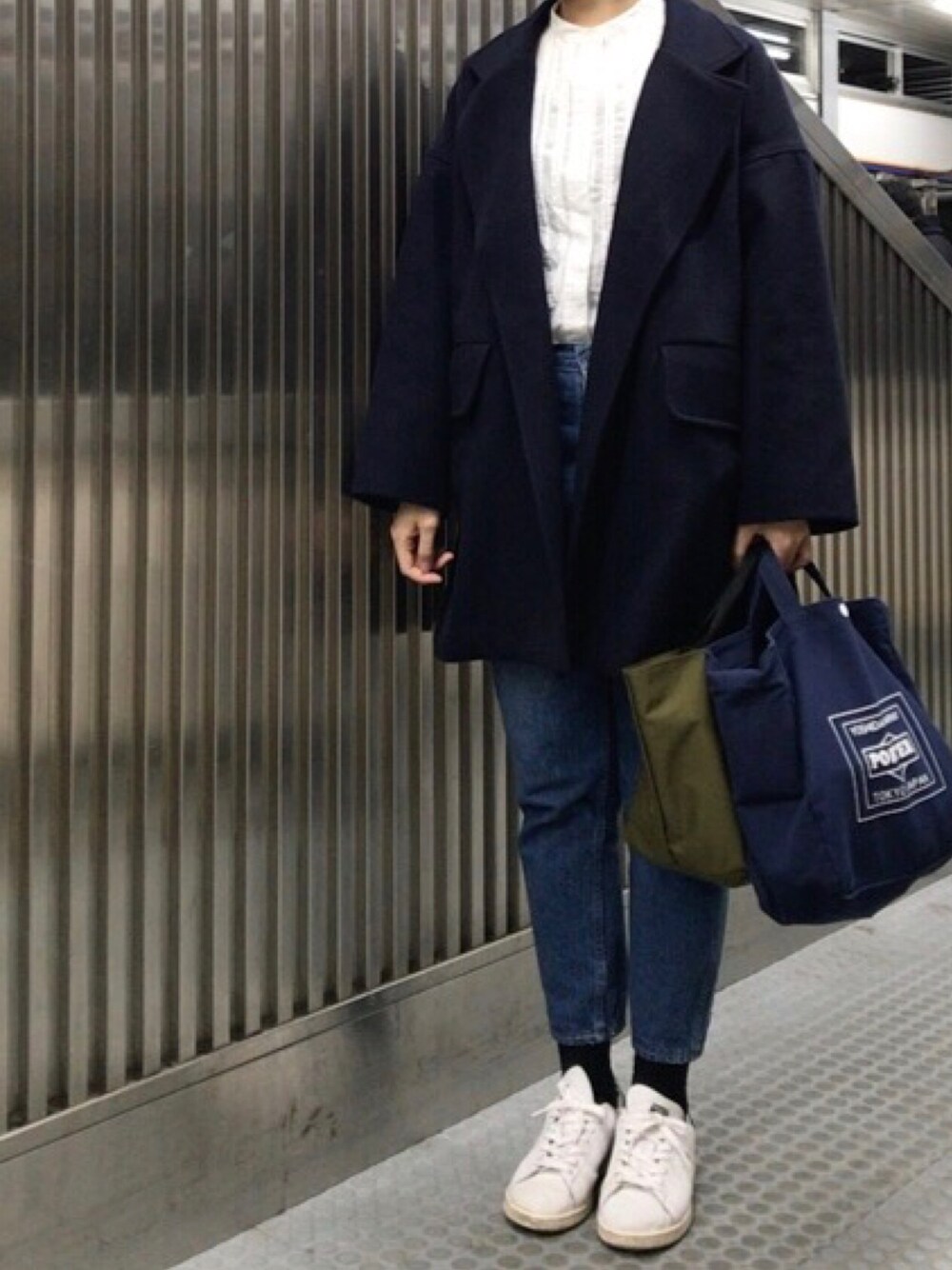 「ビッグシルエット、ネイビー、シャツスタイル、シャツ、テーパードパンツ、デニム、デニムパンツ、スニーカー、スニーカーコーデ、トートバッグ」｜「MIDIUMISOLIDのアイテム（その他アウター、ブルー系）」を使った、𝗒𝗎𝗄𝖺さん（レディース・167cm）の春コーディネートの1枚目の写真