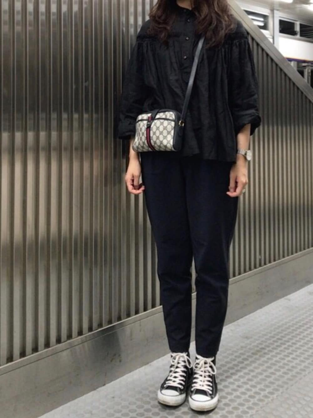 「シャツスタイル、シャツ、テーパードパンツ、ショルダーバッグ、スニーカー、スニーカーコーデ、コンバース」｜「Scyeの15春夏新入荷【Scye(サイ)】ウ゛ィンテージリネンタックシャツ（シャツ/ブラウス、ブラック系）」を使った、𝗒𝗎𝗄𝖺さん（レディース・167cm）の春コーディネートの1枚目の写真