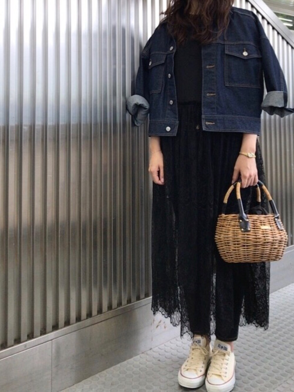 「デニム、Gジャン、ワンピース、レース、スニーカー、スニーカーコーデ、かごバッグ」｜「green label relaxingの『BRACTMENT(ブラクトメント)』デニム BIG Gジャン ◆（デニムジャケット、ブルー系）」を使った、𝗒𝗎𝗄𝖺さん（レディース・167cm）の春コーディネートの1枚目の写真