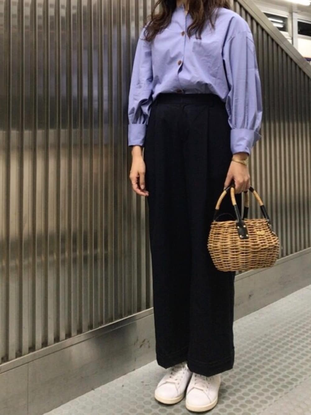 「ブラウス、パープル、ワイドパンツ、かごバッグ、スニーカー、スニーカーコーデ、スタンスミス、ゴールドアクセ」｜「IENAのCURRENTAGE ボリュームスリーブシャツ◆（シャツ/ブラウス、パープル系）」を使った、𝗒𝗎𝗄𝖺さん（レディース・167cm）の夏コーディネートの1枚目の写真