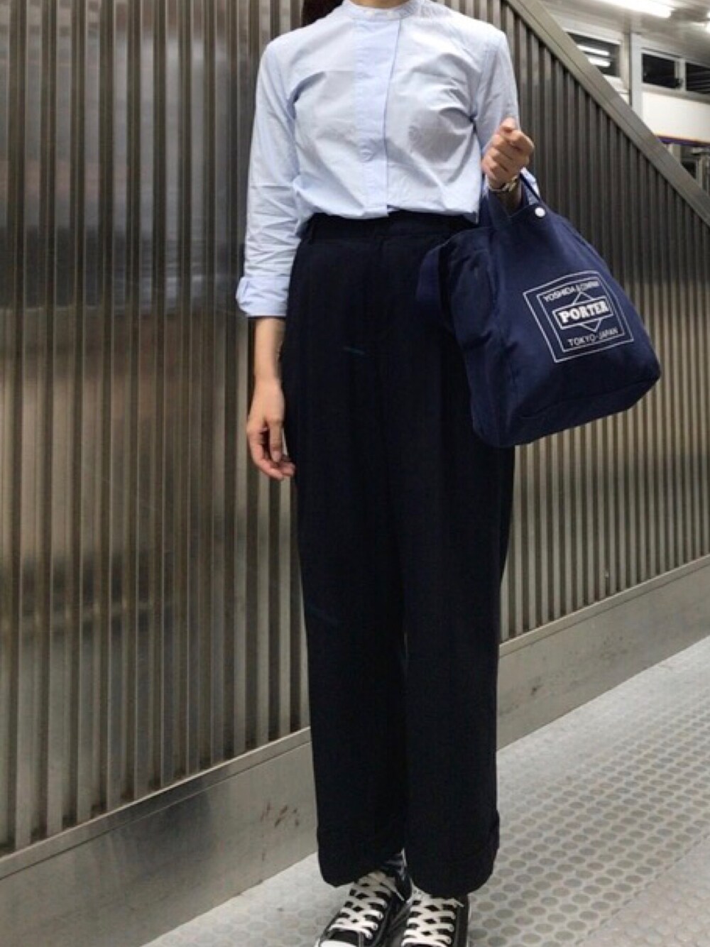 「シャツスタイル、シャツ、ノーカラーシャツ、ワイドパンツ、スニーカー、スニーカーコーデ、コンバース、トートバッグ」｜「green label relaxingの[トロヴァータ]TOROVAT C HENLEY シャツ◆（シャツ/ブラウス、ブルー系）」を使った、𝗒𝗎𝗄𝖺さん（レディース・167cm）の夏コーディネートの1枚目の写真