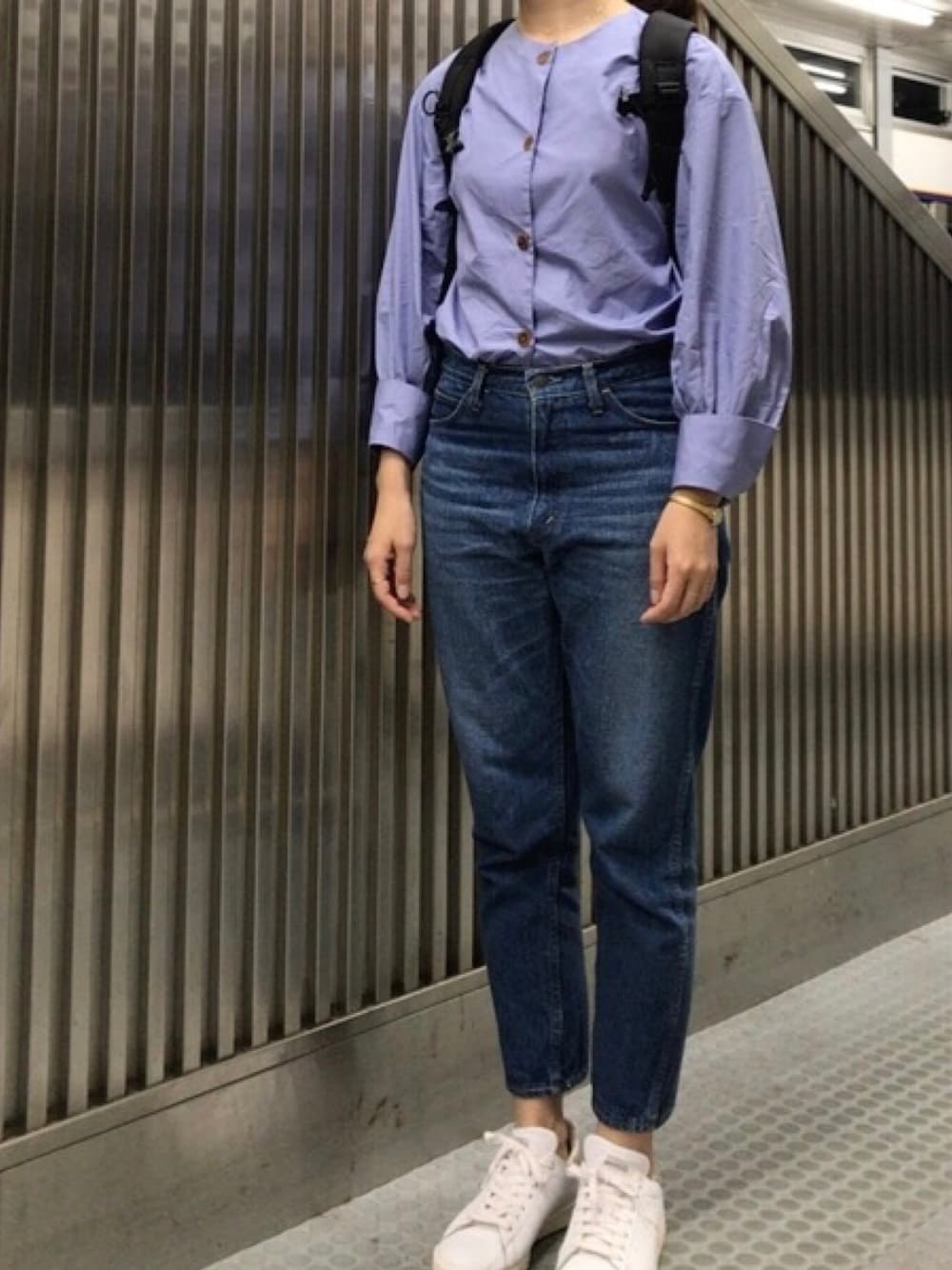 「ブラウス、デニム、デニムパンツ、テーパードパンツ、スニーカー、スニーカーコーデ、スタンスミス、リュック、ゴールドアクセ、パープル」｜「IENAのCURRENTAGE ボリュームスリーブシャツ◆（シャツ/ブラウス、パープル系）」を使った、𝗒𝗎𝗄𝖺さん（レディース・167cm）の夏コーディネートの1枚目の写真