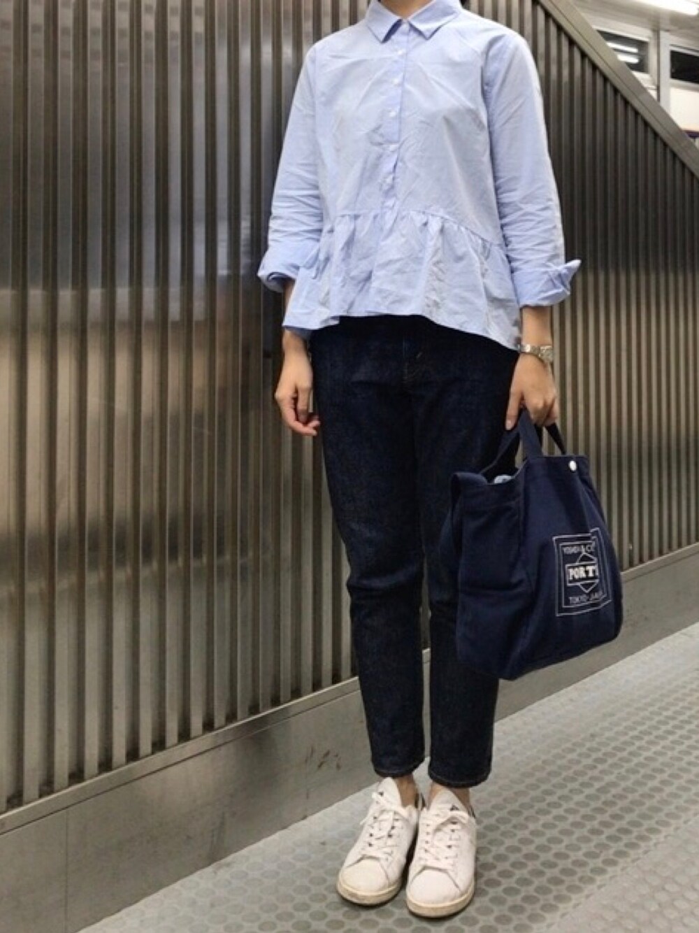 「シャツスタイル、シャツ、テーパードパンツ、デニム、デニムパンツ、ぺプラムトップス、スニーカー、スニーカーコーデ、スタンスミス、トートバッグ」｜「BEAMS BOYのorslow × BEAMS BOY / PEN SLIM RIGID ■◇（デニムパンツ、ブルー系）」を使った、𝗒𝗎𝗄𝖺さん（レディース・167cm）の夏コーディネートの1枚目の写真