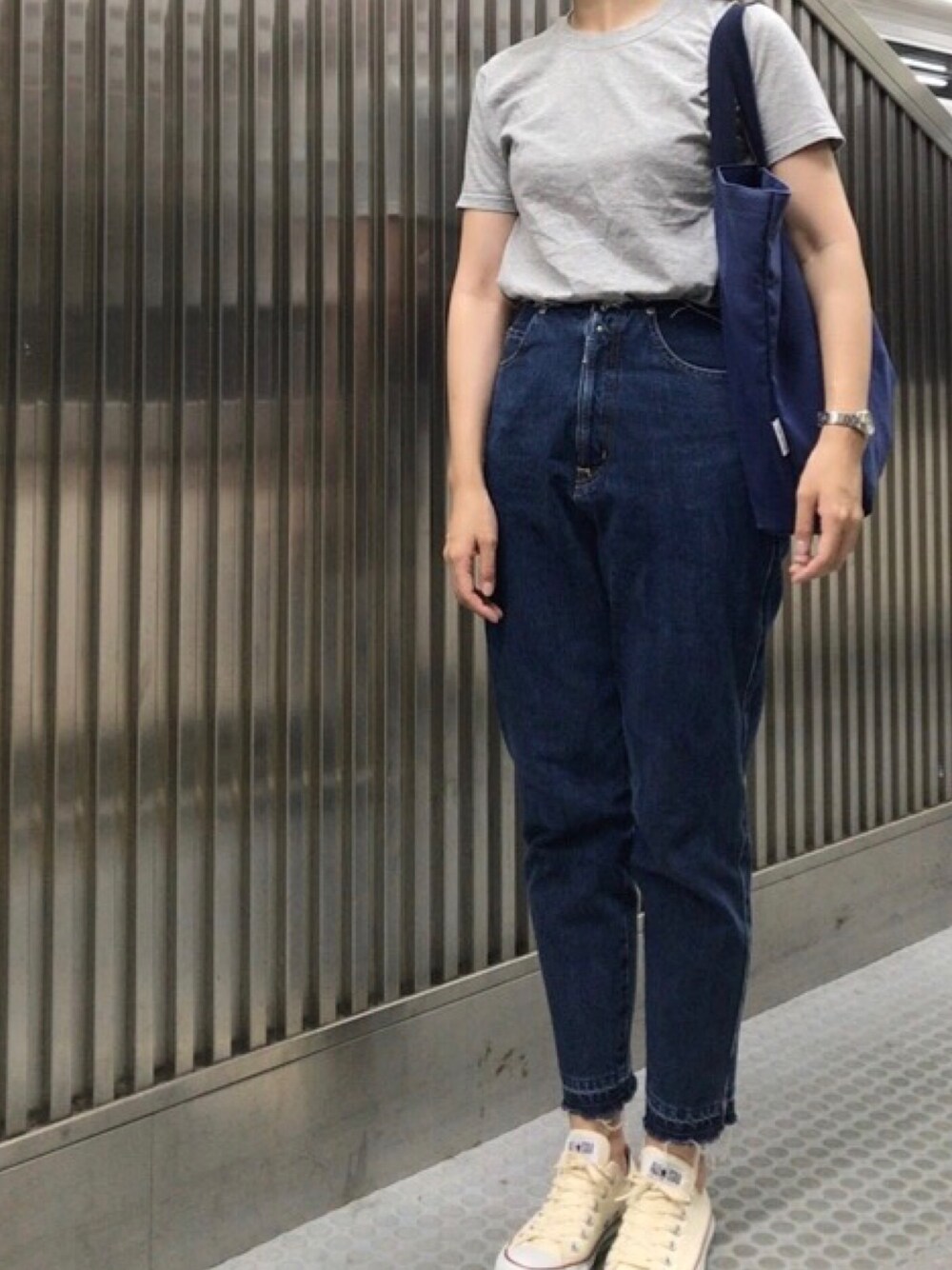 「Tシャツ、デニム、デニムパンツ、テーパードパンツ、スニーカー、スニーカーコーデ、トートバッグ、コンバース」｜「BEAMS BOYのFRUIT OF THE LOOM×BEAMS BOY / 2pcs-T ■▼◇（Tシャツ/カットソー、その他）」を使った、𝗒𝗎𝗄𝖺さん（レディース・167cm）の夏コーディネートの1枚目の写真