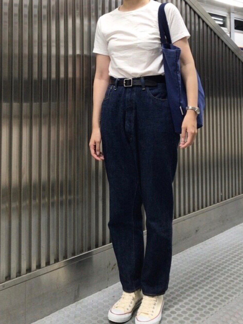 「Tシャツ、白Tシャツ、デニム、デニムパンツ、テーパードパンツ、スニーカー、スニーカーコーデ、コンバース、トートバッグ」｜「HANESの【一部予約】【FUDGE 5月号掲載】HANES / POCKET-TEE■（Tシャツ/カットソー、ホワイト系）」を使った、𝗒𝗎𝗄𝖺さん（レディース・167cm）の夏コーディネートの1枚目の写真