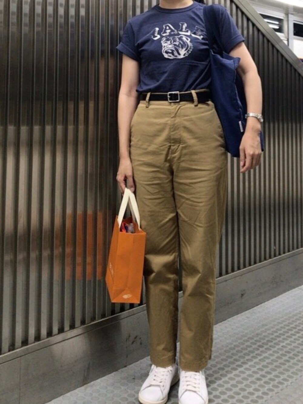 「Tシャツ、チノパン、テーパードパンツ、レザー、スニーカー、スニーカーコーデ、スタンスミス、トートバッグ」｜「BEAMS BOYのアイテム（Tシャツ/カットソー、ブルー系）」を使った、𝗒𝗎𝗄𝖺さん（レディース・167cm）の夏コーディネートの1枚目の写真