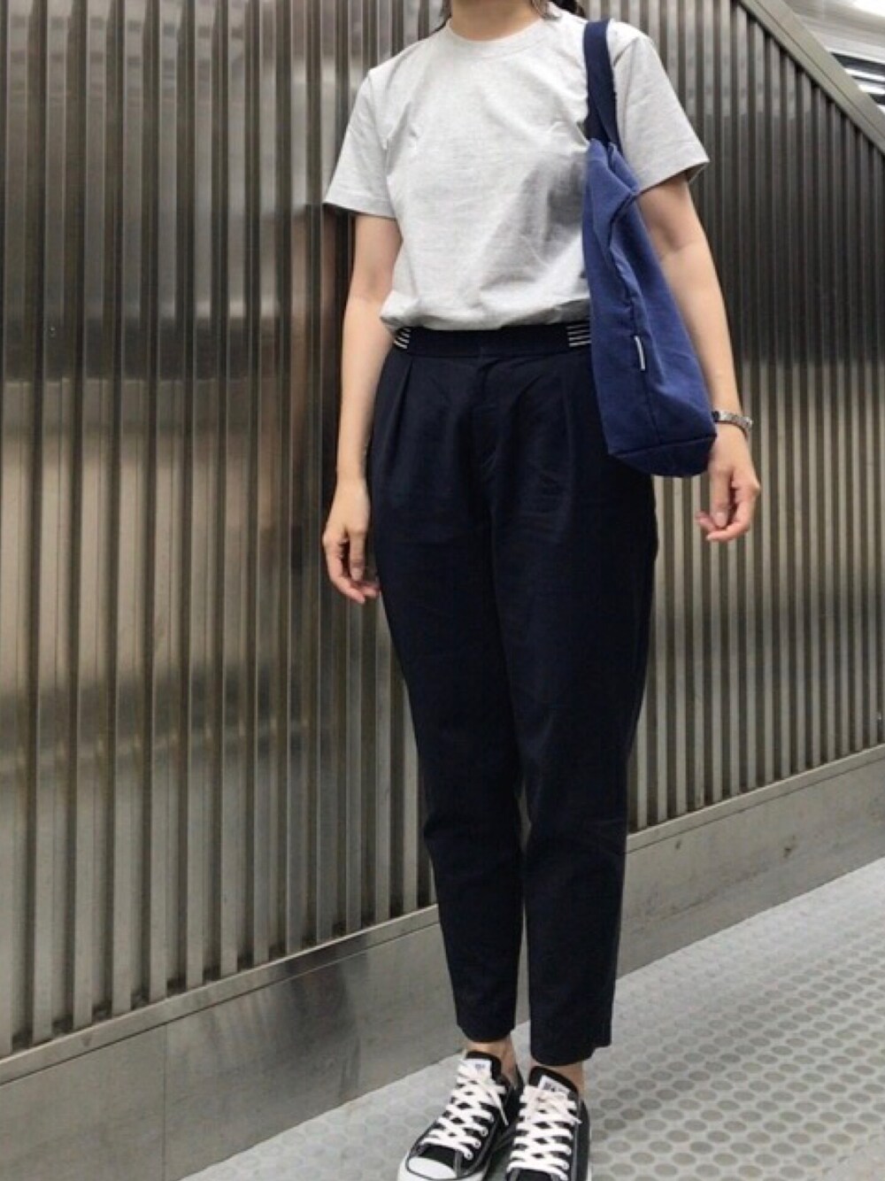 「Tシャツ、テーパードパンツ、スニーカー、スニーカーコーデ、トートバッグ、シンプル」｜「green label relaxingの[ヘインズ]Hanes Beffy ×GLR CB Tシャツ ◆（Tシャツ/カットソー、グレー系）」を使った、𝗒𝗎𝗄𝖺さん（レディース・167cm）の夏コーディネートの1枚目の写真