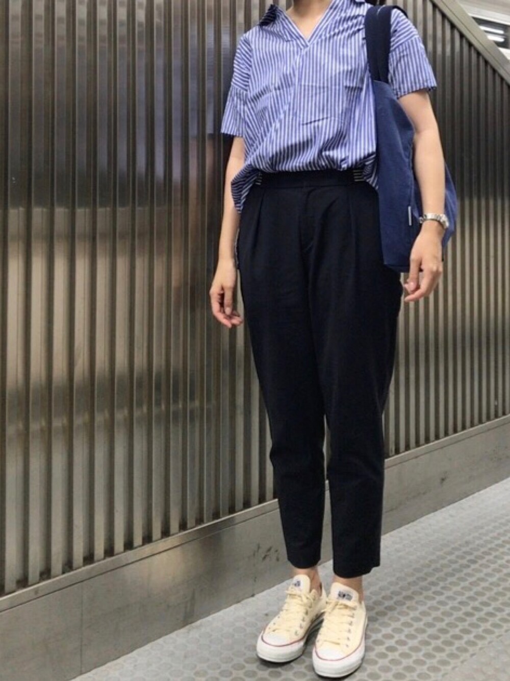 「シャツスタイル、シャツ、テーパードパンツ、スニーカー、スニーカーコーデ、コンバース、トートバッグ」｜「BEAUTY&YOUTH UNITED ARROWSのアイテム（その他パンツ、ブルー系）」を使った、𝗒𝗎𝗄𝖺さん（レディース・167cm）の夏コーディネートの1枚目の写真