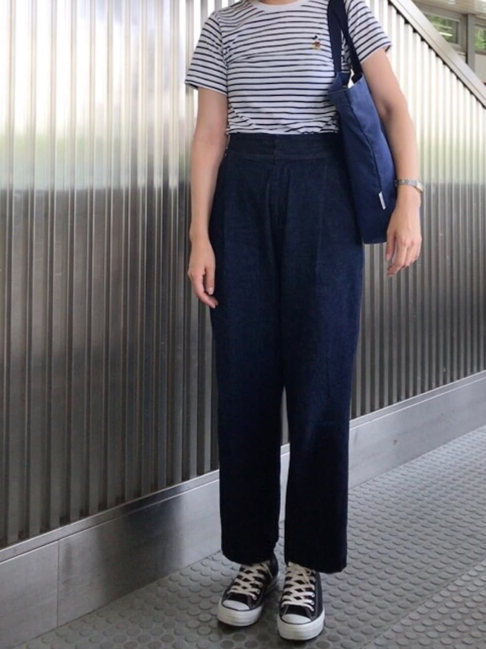 「Tシャツ×デニム、Tシャツ、デニム、ワイドパンツ、ボーダー、ボーダートップス、スニーカー、スニーカーコーデ、コンバース」｜「UNIQLOのミッキー スタンズボーダーT（半袖）（Tシャツ/カットソー、ホワイト系）」を使った、𝗒𝗎𝗄𝖺さん（レディース・167cm）の夏コーディネートの1枚目の写真