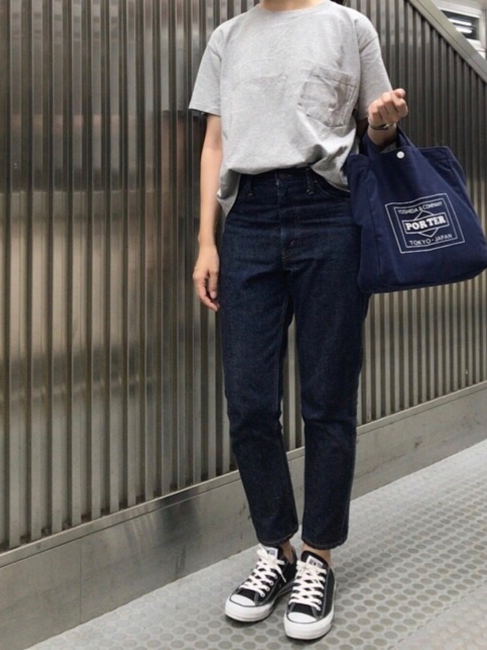 「Tシャツ、ポケットＴシャツ、デニム、デニムパンツ、テーパードパンツ、スニーカー、スニーカーコーデ、トートバッグ」｜「BEAMS BOYのGoodwear / カスタム BIG Tシャツ（Tシャツ/カットソー、グレー系）」を使った、𝗒𝗎𝗄𝖺さん（レディース・167cm）の夏コーディネートの1枚目の写真