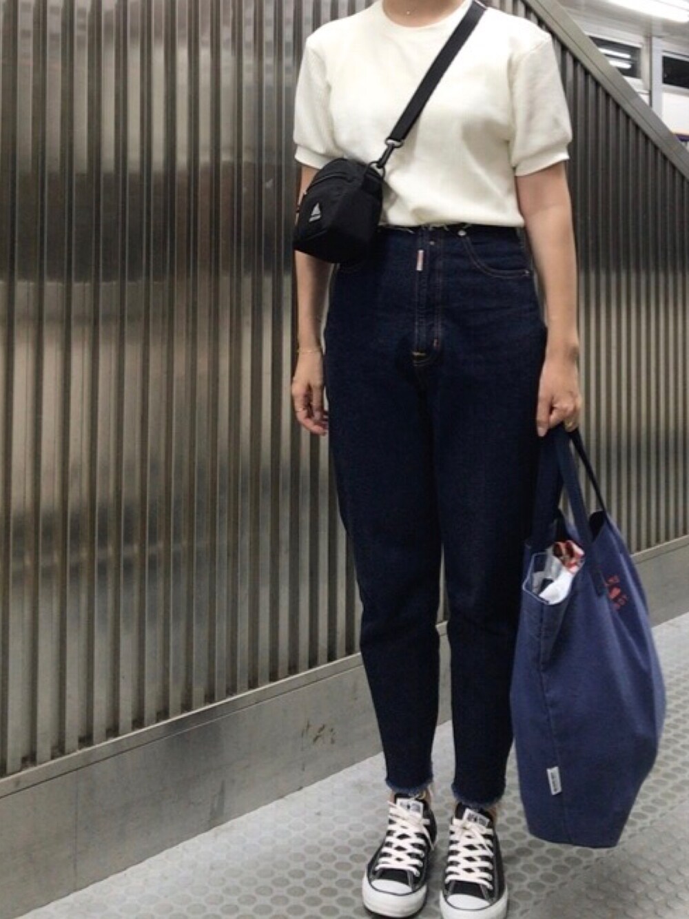 「Tシャツ、デニム、デニムパンツ、テーパードパンツ、ハイウエスト、ショルダーバッグ、ゴールドアクセ、スニーカー、スニーカーコーデ、コンバース」｜「UNIQLOのワッフルクルーネックT（5分袖）（Tシャツ/カットソー、ホワイト系）」を使った、𝗒𝗎𝗄𝖺さん（レディース・167cm）の夏コーディネートの1枚目の写真