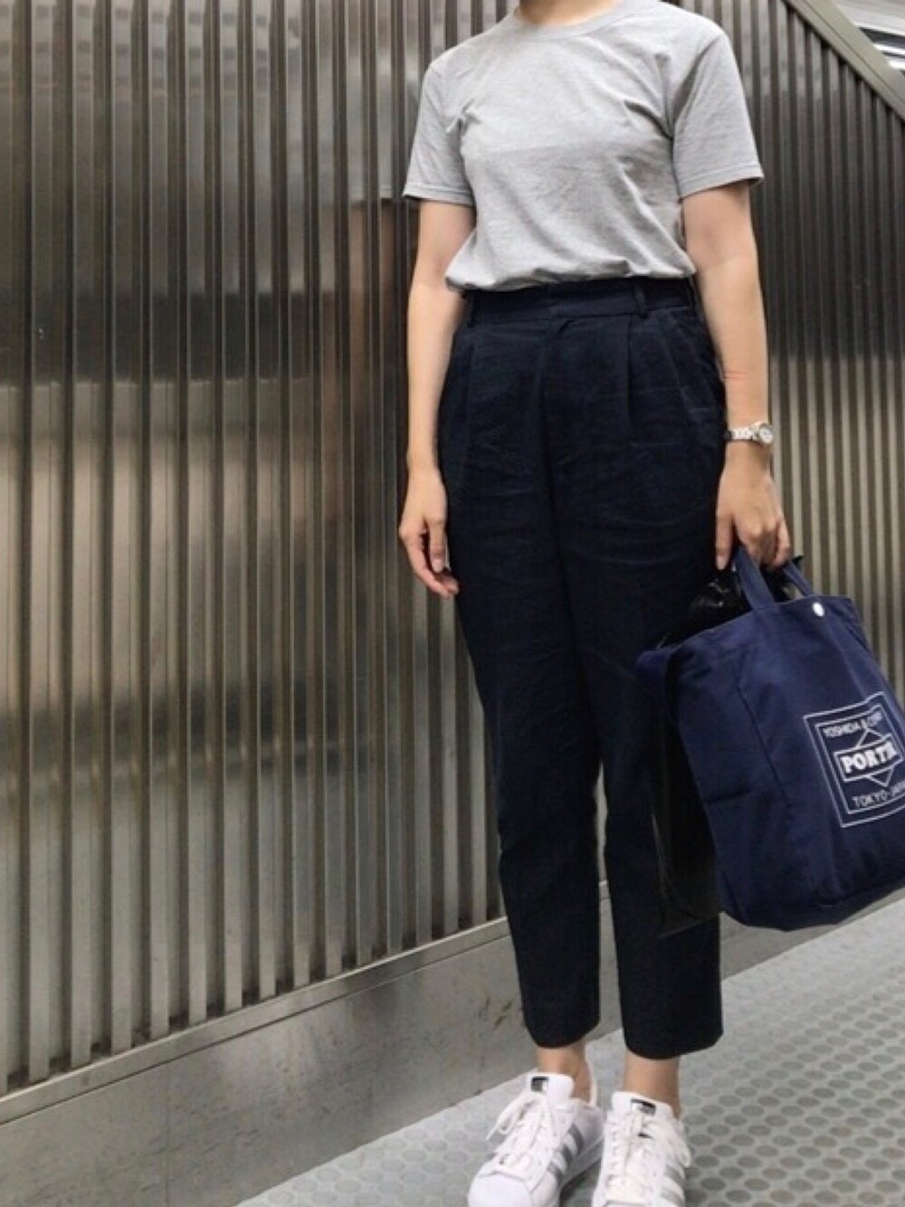 「Tシャツ、テーパードパンツ、スニーカー、スニーカーコーデ、スーパースター、トートバッグ、ネイビー、グレー、シンプル、シンプルコーデ」｜「BEAMS BOYのFRUIT OF THE LOOM×BEAMS BOY / 2pcs-T ■▼◇（Tシャツ/カットソー、その他）」を使った、𝗒𝗎𝗄𝖺さん（レディース・167cm）の夏コーディネートの1枚目の写真