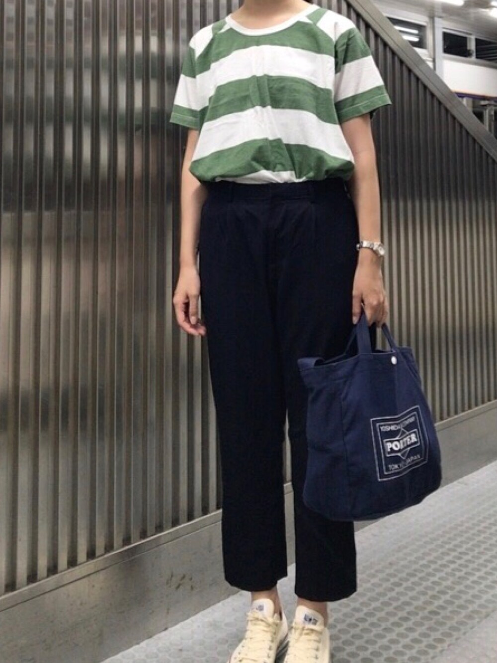 「Tシャツ、ボーダー、ボーダートップス、テーパードパンツ、トートバッグ、スニーカー、スニーカーコーデ、コンバース」｜「Ungridの【Casual】ﾌﾟﾘﾝﾄﾎﾞｰﾀﾞｰﾙｰｽﾞTee （Tシャツ/カットソー、グリーン系）」を使った、𝗒𝗎𝗄𝖺さん（レディース・167cm）の夏コーディネートの1枚目の写真