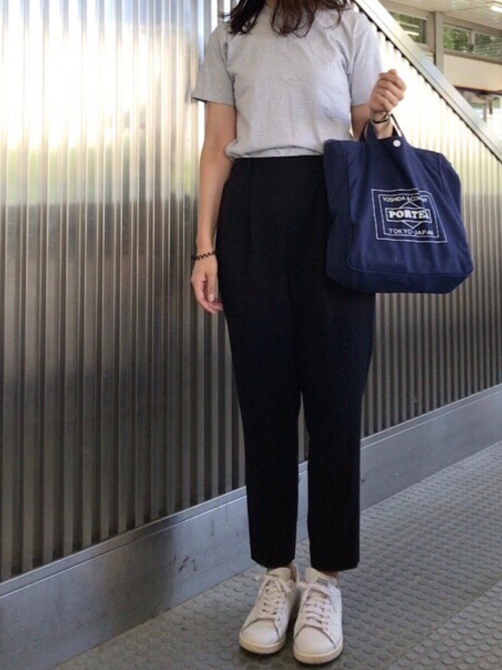 「Tシャツ、テーパードパンツ、モノトーン、モノトーンコーデ、トートバッグ、スニーカー、スニーカーコーデ、スタンスミス」｜「green label relaxingの[ヘインズ]Hanes Beffy ×GLR CB Tシャツ ◆（Tシャツ/カットソー、グレー系）」を使った、𝗒𝗎𝗄𝖺さん（レディース・167cm）の夏コーディネートの1枚目の写真