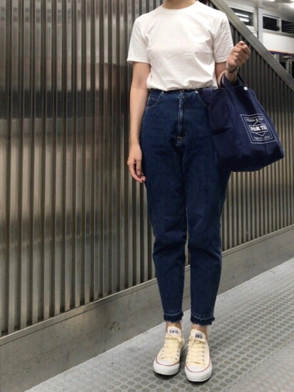 「Tシャツ、テーパードパンツ、デニム、デニムパンツ、ホワイト、ネイビー、ネイビー×ホワイト、トートバッグ、ハイウエスト」｜「BEAMS BOYのFRUIT OF THE LOOM×BEAMS BOY / 2pcs-T ■▼◇（Tシャツ/カットソー、その他）」を使った、𝗒𝗎𝗄𝖺さん（レディース・167cm）の夏コーディネートの1枚目の写真