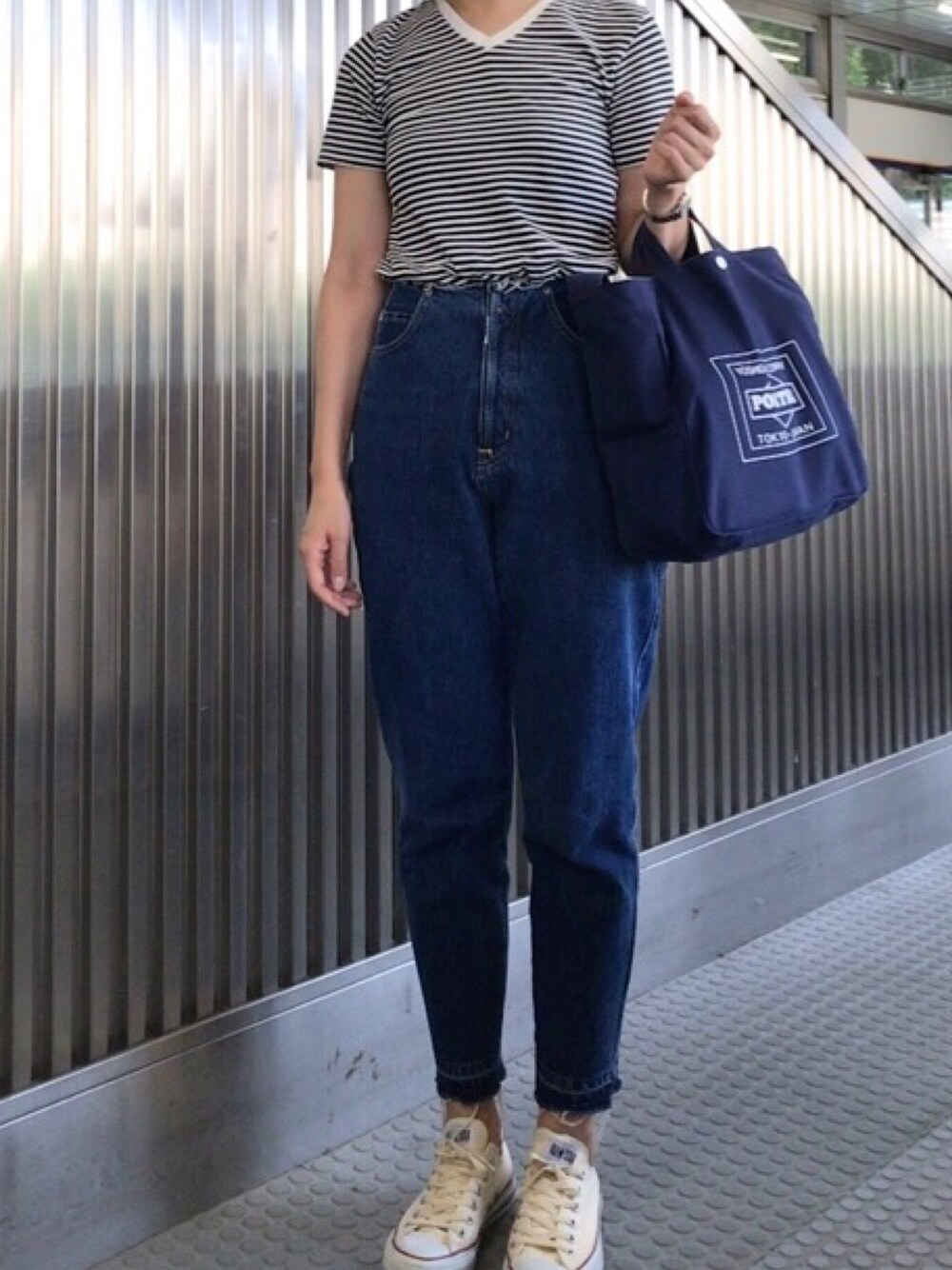 「Tシャツ、ボーダー、ボーダートップス、テーパードパンツ、デニム、デニムパンツ、ハイウエスト、トートバッグ、スニーカー、スニーカーコーデ」｜「BEAMS BOYのアイテム（Tシャツ/カットソー、ブラック系）」を使った、𝗒𝗎𝗄𝖺さん（レディース・167cm）の夏コーディネートの1枚目の写真
