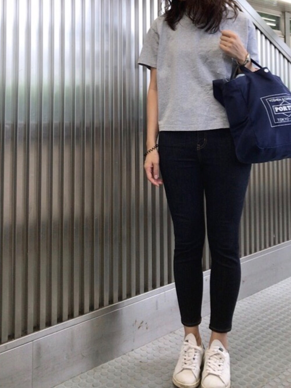 「Tシャツ、デニム、デニムパンツ、スキニーデニム、ハイウエスト、スニーカー、スニーカーコーデ、スタンスミス、トートバッグ」｜「BEAMS BOYのGoodwear / カスタム BIG Tシャツ（Tシャツ/カットソー、グレー系）」を使った、𝗒𝗎𝗄𝖺さん（レディース・167cm）の夏コーディネートの1枚目の写真