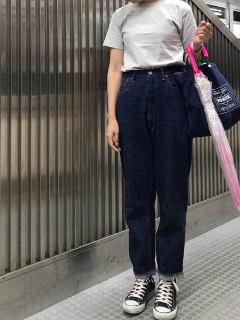 「Tシャツ、デニム、デニムパンツ、テーパードパンツ、スニーカー、スニーカーコーデ、コンバース、トートバッグ、シンプル、シンプルコーデ」｜「green label relaxingの[ヘインズ]Hanes Beffy ×GLR CB Tシャツ ◆（Tシャツ/カットソー、グレー系）」を使った、𝗒𝗎𝗄𝖺さん（レディース・167cm）の秋コーディネートの1枚目の写真