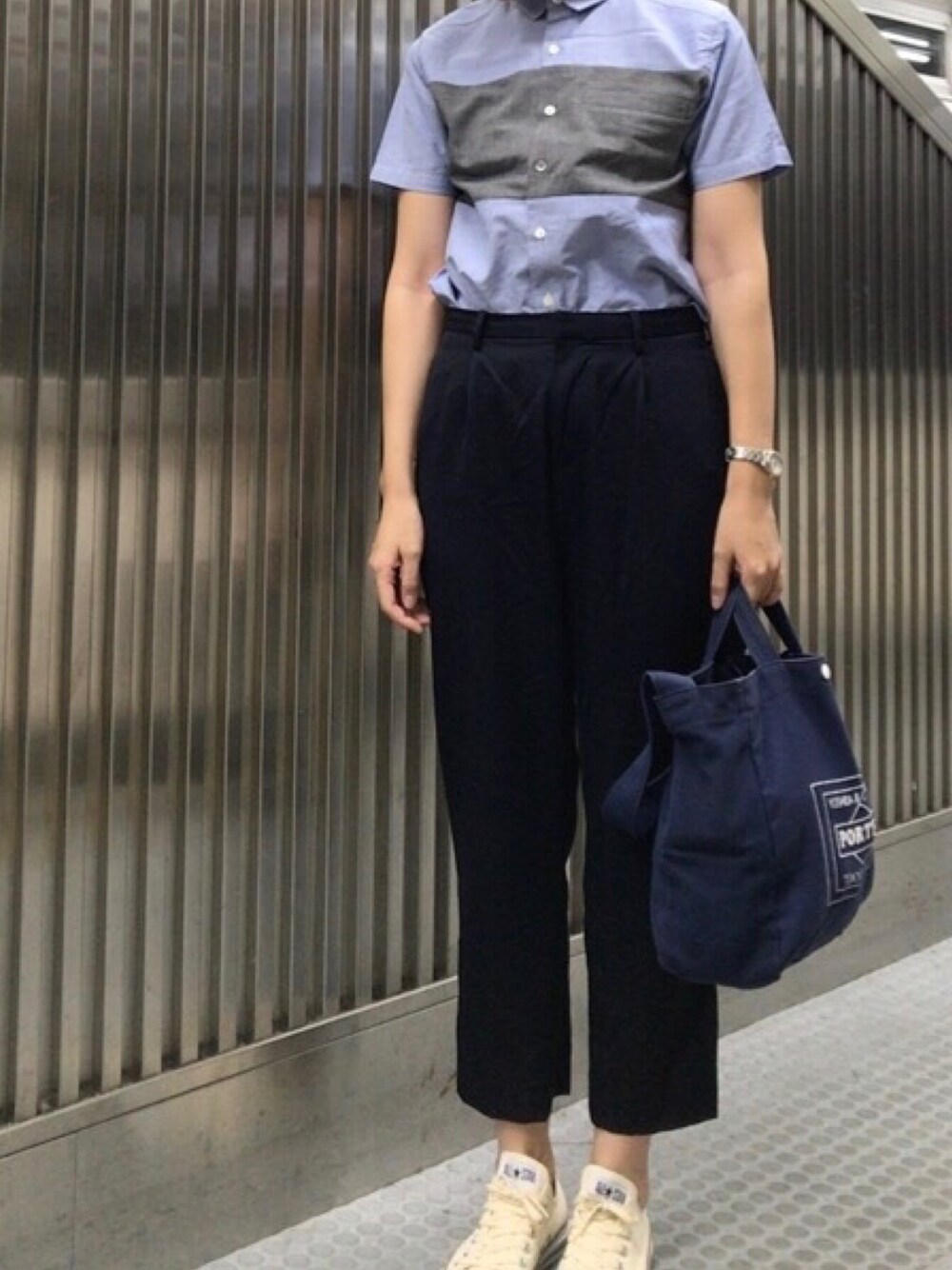 「シャツスタイル、シャツ、テーパードパンツ、スニーカー、スニーカーコーデ、コンバース、トートバッグ、ネイビー」｜「I AM I BOYGALのプレミアムオックス×T/W　トロ　半袖シャツ（シャツ/ブラウス、ブルー系）」を使った、𝗒𝗎𝗄𝖺さん（レディース・167cm）の秋コーディネートの1枚目の写真