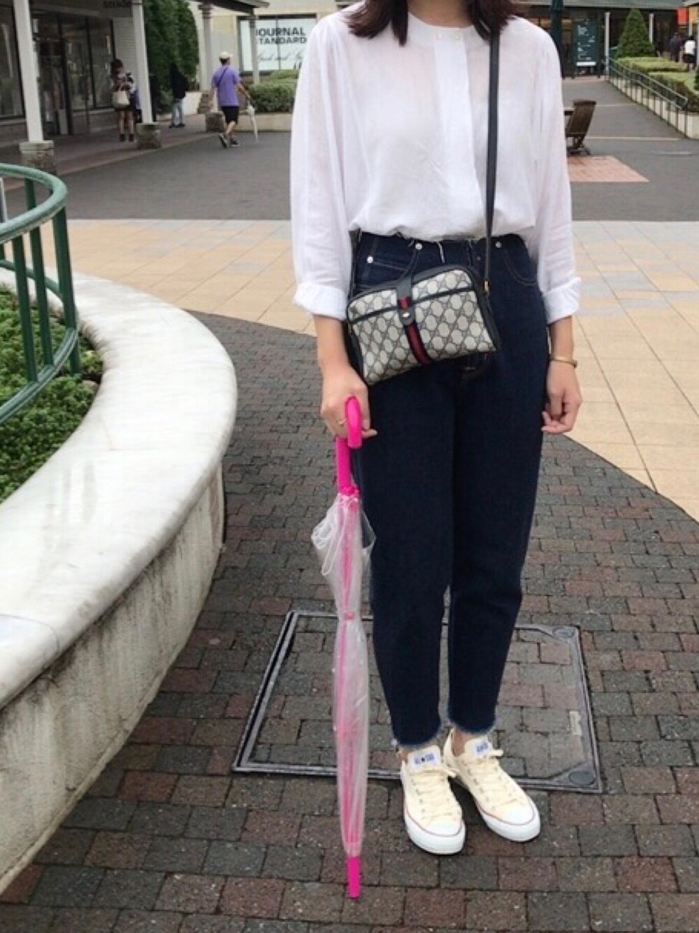 「シャツスタイル、シャツ、ブラウス、vintage、テーパードパンツ、デニム、デニムパンツ、スニーカー、スニーカーコーデ、コンバース」｜「B:MING by BEAMSのSOMETHING×ビーミング by ビームス / 別注フレンチヌーボー デニム 18SS（デニムパンツ、ブルー系）」を使った、𝗒𝗎𝗄𝖺さん（レディース・167cm）の秋コーディネートの1枚目の写真
