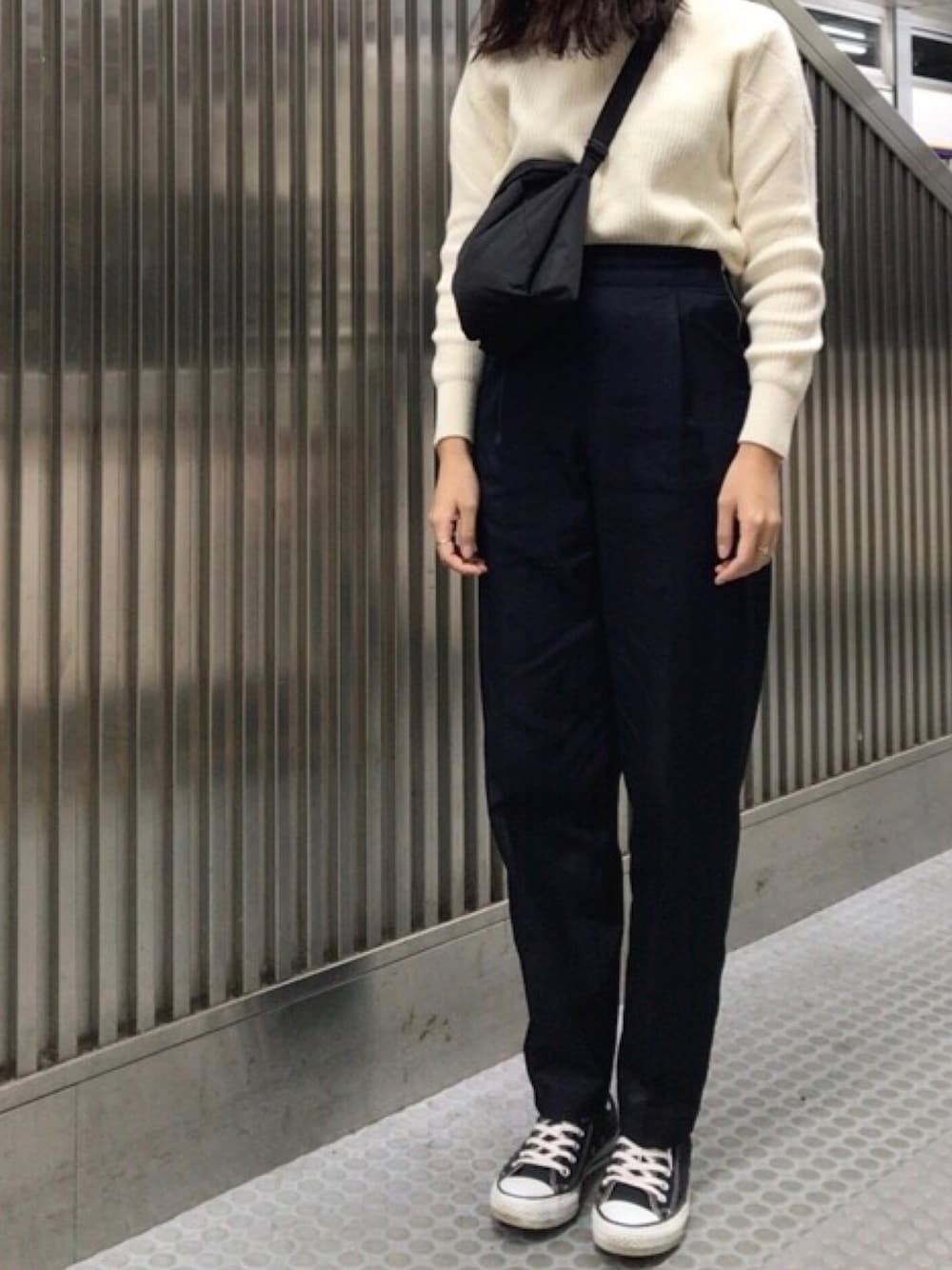 「ニット、テーパードパンツ、ハイウエスト、ネイビー×ホワイト、ショルダーバッグ、スニーカー、スニーカーコーデ、コンバース」｜「BEAMS BOYのBEAMS BOY / 9ゲージ 畦編み ガゼット ハイネック ニット（ニット/セーター、ホワイト系）」を使った、𝗒𝗎𝗄𝖺さん（レディース・167cm）の秋コーディネートの1枚目の写真