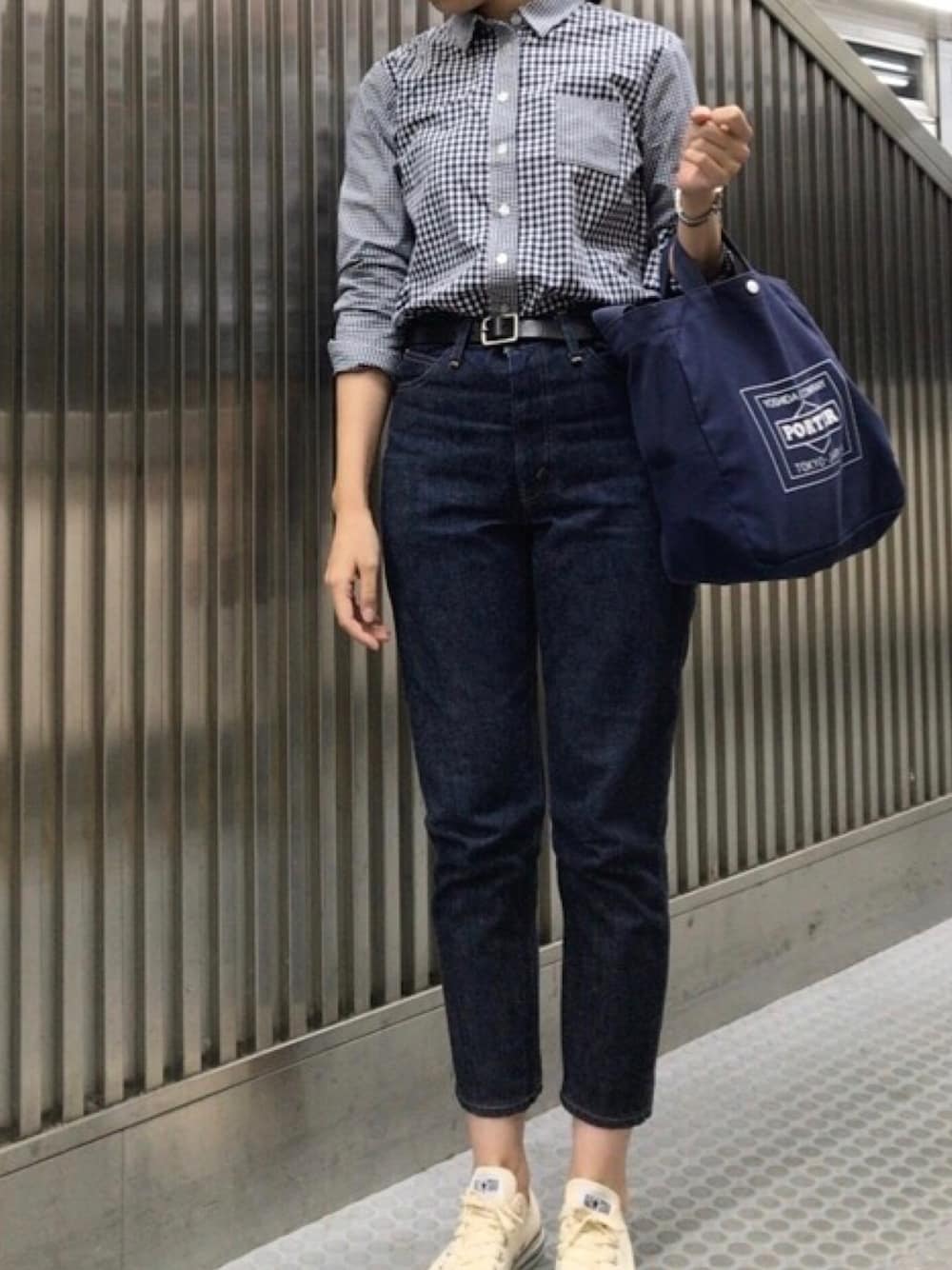 「シャツスタイル、シャツ、ギンガムチェック、テーパードパンツ、デニム、デニムパンツ、トートバッグ、スニーカー、スニーカーコーデ、コンバース」｜「My Fav. CHILD WOMANのギンガムチェック シャツ（シャツ/ブラウス、ブルー系）」を使った、𝗒𝗎𝗄𝖺さん（レディース・167cm）の秋コーディネートの1枚目の写真