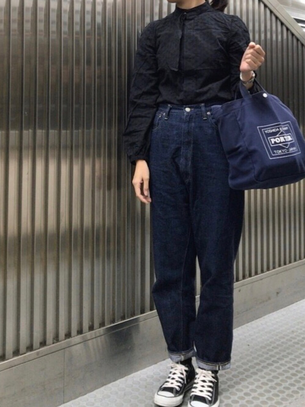 「シャツスタイル、シャツ、デニム、デニムパンツ、テーパードパンツ、スニーカー、スニーカーコーデ、コンバース、トートバッグ」｜「BEAMS BOYの【予約】orslow / Monroe Pants Special（デニムパンツ、ブルー系）」を使った、𝗒𝗎𝗄𝖺さん（レディース・167cm）の秋コーディネートの1枚目の写真