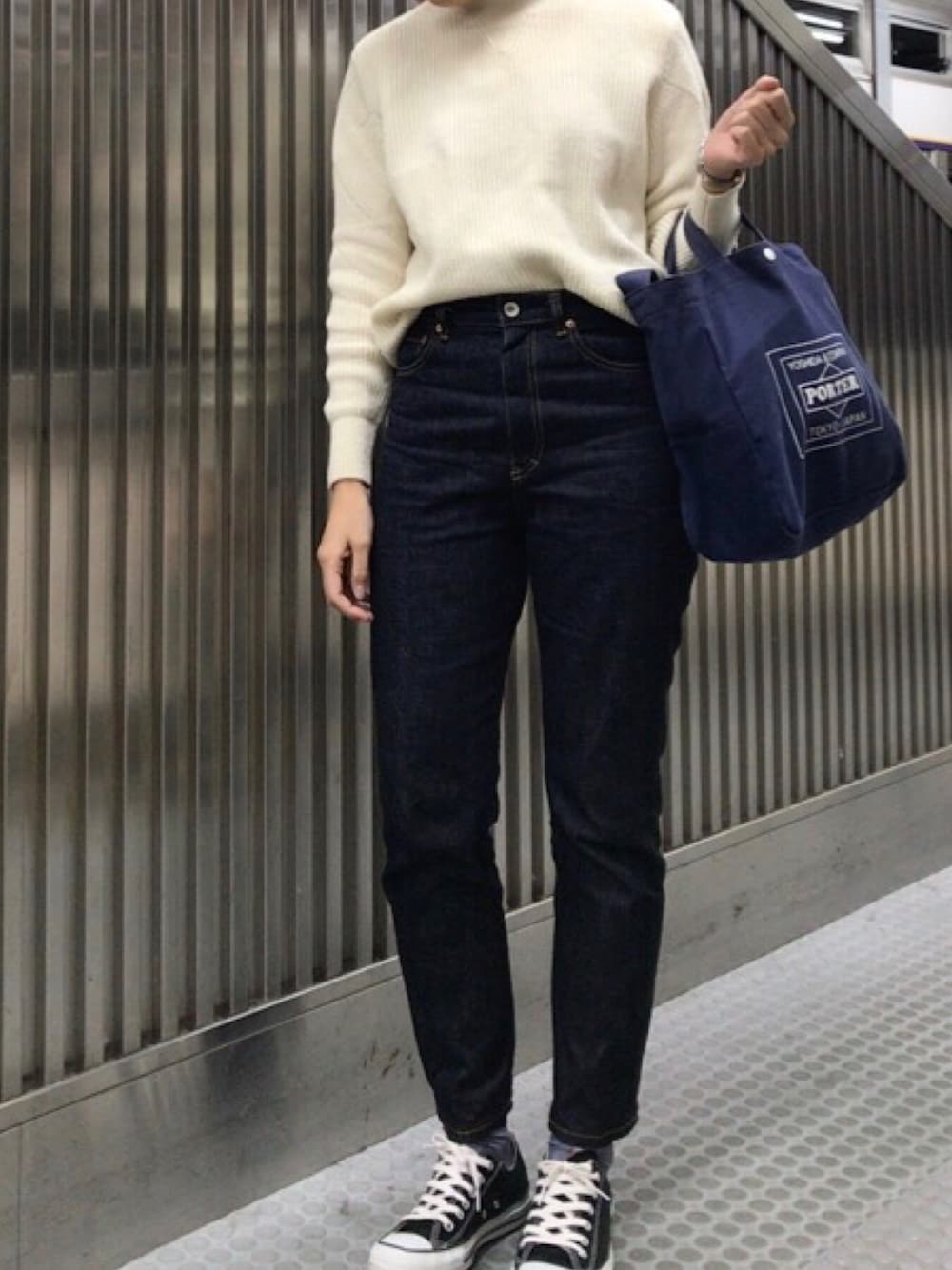 「ニット、ホワイト、デニム、デニムパンツ、トートバッグ、スニーカー、スニーカーコーデ、コンバース」｜「BEAMS BOYのBEAMS BOY / 9ゲージ 畦編み ガゼット ハイネック ニット（ニット/セーター、ホワイト系）」を使った、𝗒𝗎𝗄𝖺さん（レディース・167cm）の秋コーディネートの1枚目の写真