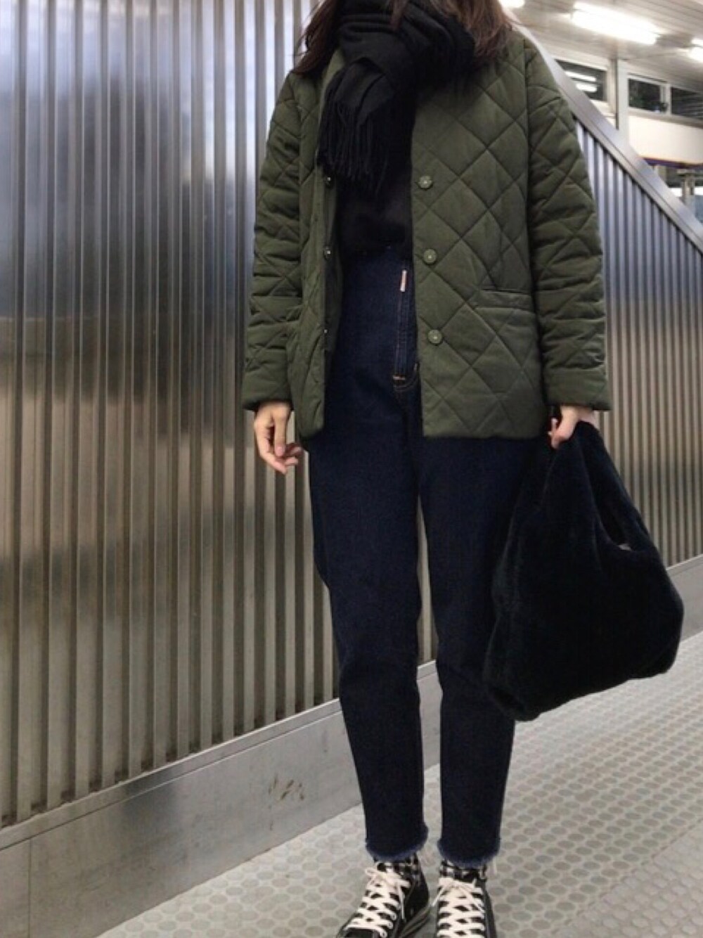 「オーバーサイズ、ビックシルエット、スウェット、デニム、デニムパンツ、テーパードパンツ、ハイウエスト、スニーカー、スニーカーコーデ、ファー小物」｜「STYLEMIXERのアイテム（ダウンジャケット/コート、グリーン系）」を使った、𝗒𝗎𝗄𝖺さん（レディース・167cm）の冬コーディネートの1枚目の写真