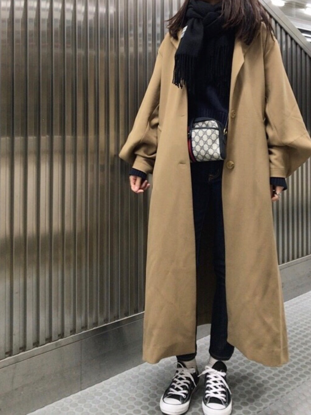 「ロングコート、キャメル、ネイビー、ニット、デニム、デニムパンツ、スニーカー、コンバース、ショルダーバッグ、シルバーアクセサリー」｜「STYLE MIXERのアイテム（その他アウター、ベージュ系）」を使った、𝗒𝗎𝗄𝖺さん（レディース・167cm）の冬コーディネートの1枚目の写真