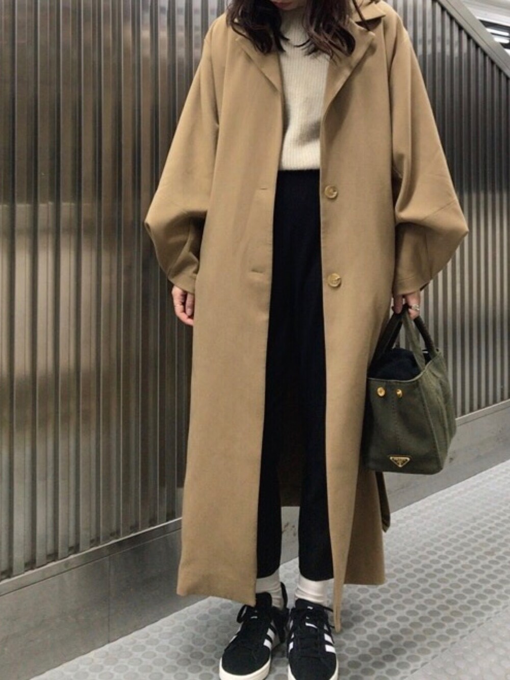 「ビッグシルエット、ロングコート、ニット、テーバードパンツ、スニーカー、スニーカーコーデ、トートバッグ、シルバーアクセサリー、ホワイト、キャメル」｜「STYLE MIXERのアイテム（その他アウター、ベージュ系）」を使った、𝗒𝗎𝗄𝖺さん（レディース・167cm）の冬コーディネートの1枚目の写真