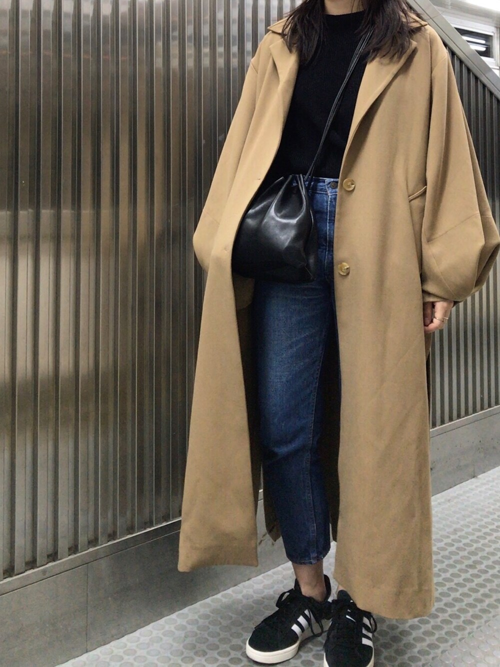 「ロングコート、ビッグシルエット、ニット、テーパードパンツ、デニム、デニムパンツ、ショルダーバッグ、巾着バッグ、スニーカー、スニーカーコーデ」｜「STYLE MIXERのアイテム（その他アウター、ベージュ系）」を使った、𝗒𝗎𝗄𝖺さん（レディース・167cm）の春コーディネートの1枚目の写真